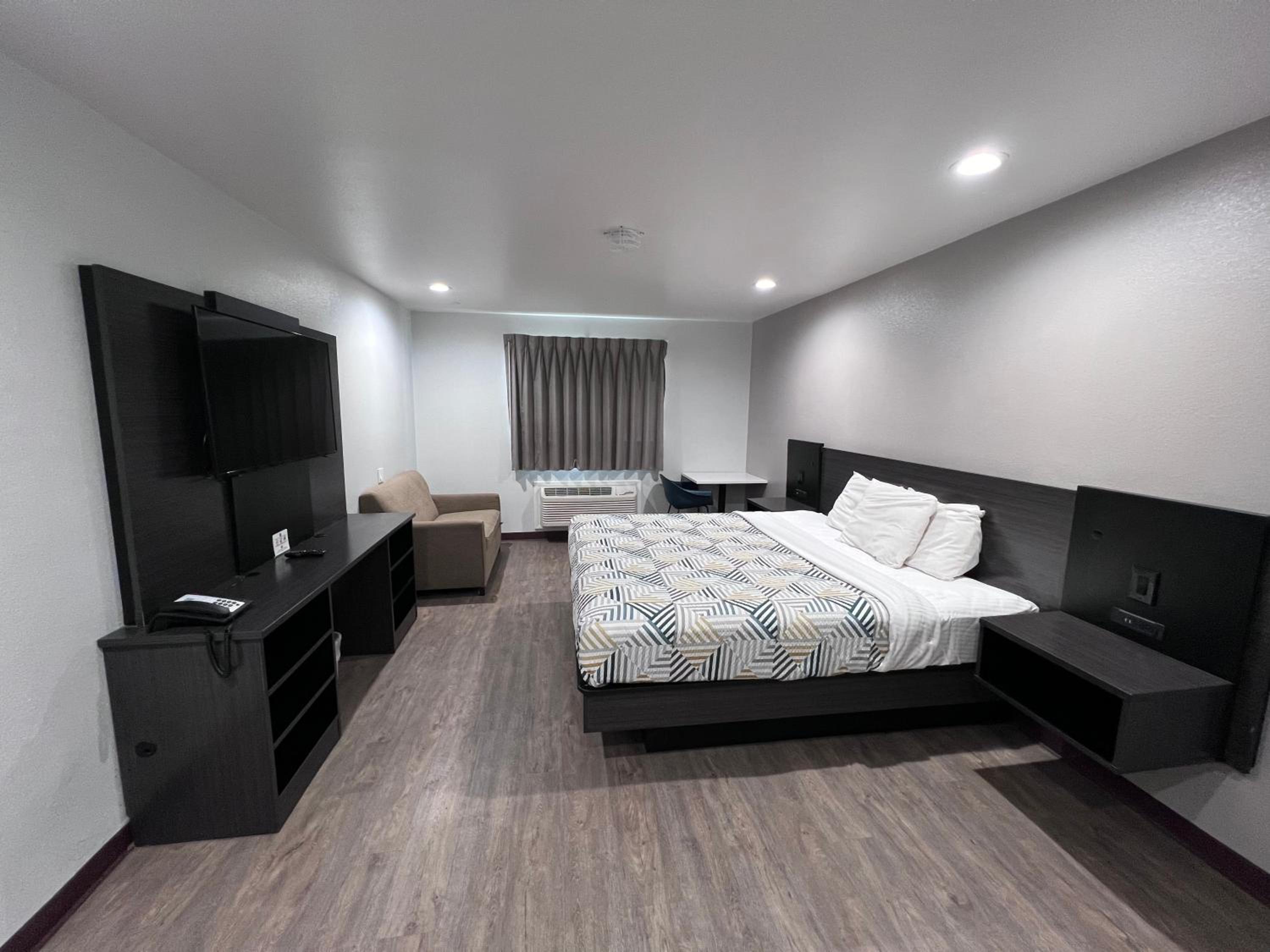 Deluxe King Room - Non-Smoking - Photo 3
