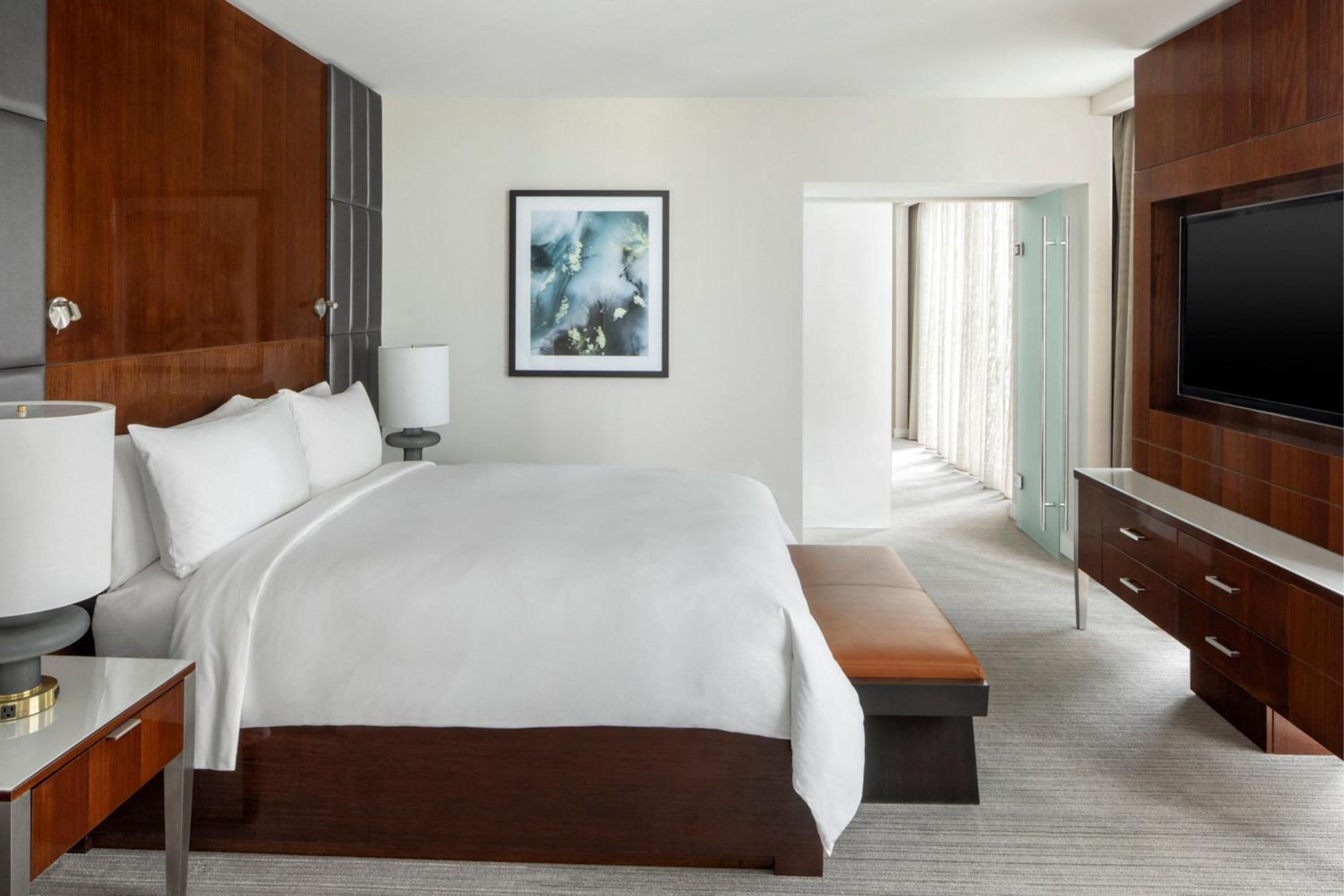 Executive King Suite thumbnail 5