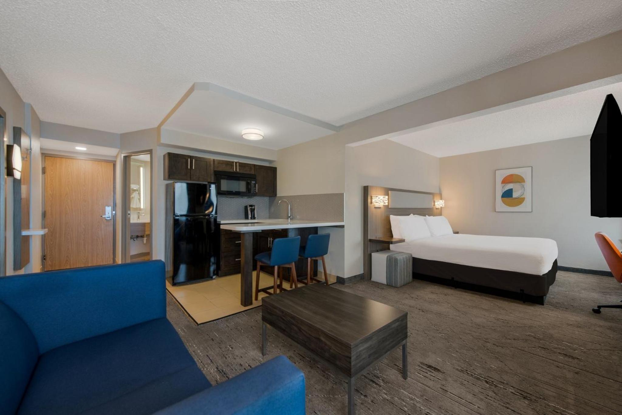 One-Bedroom King Suite - Photo 2