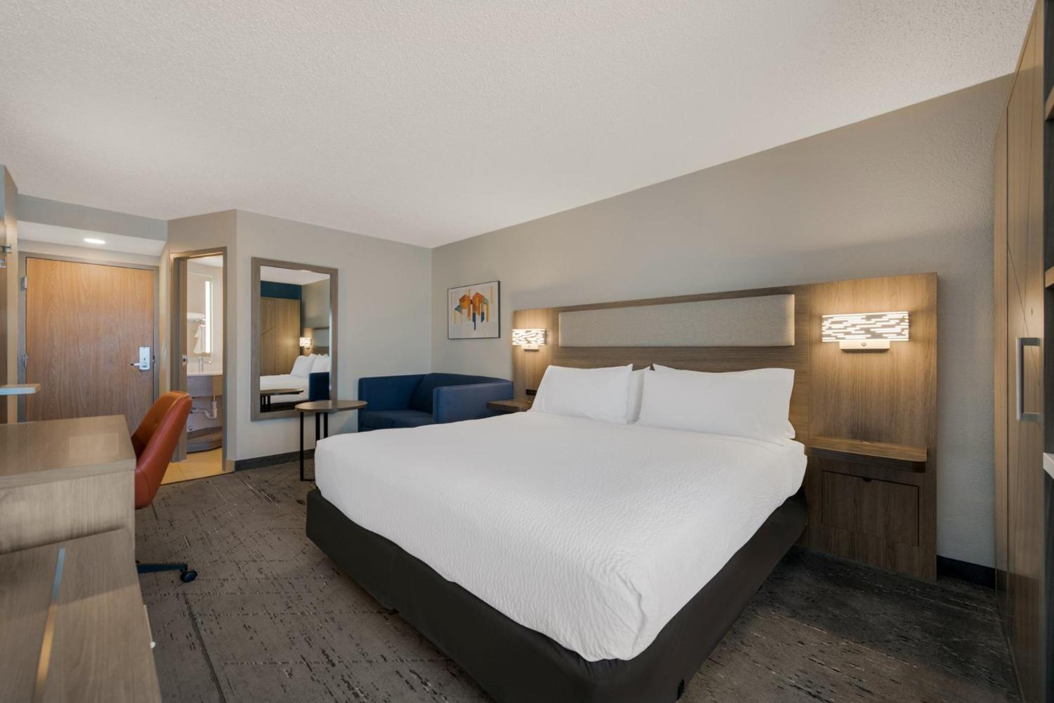 Standard King Room with Sofa Bed - Photo 3