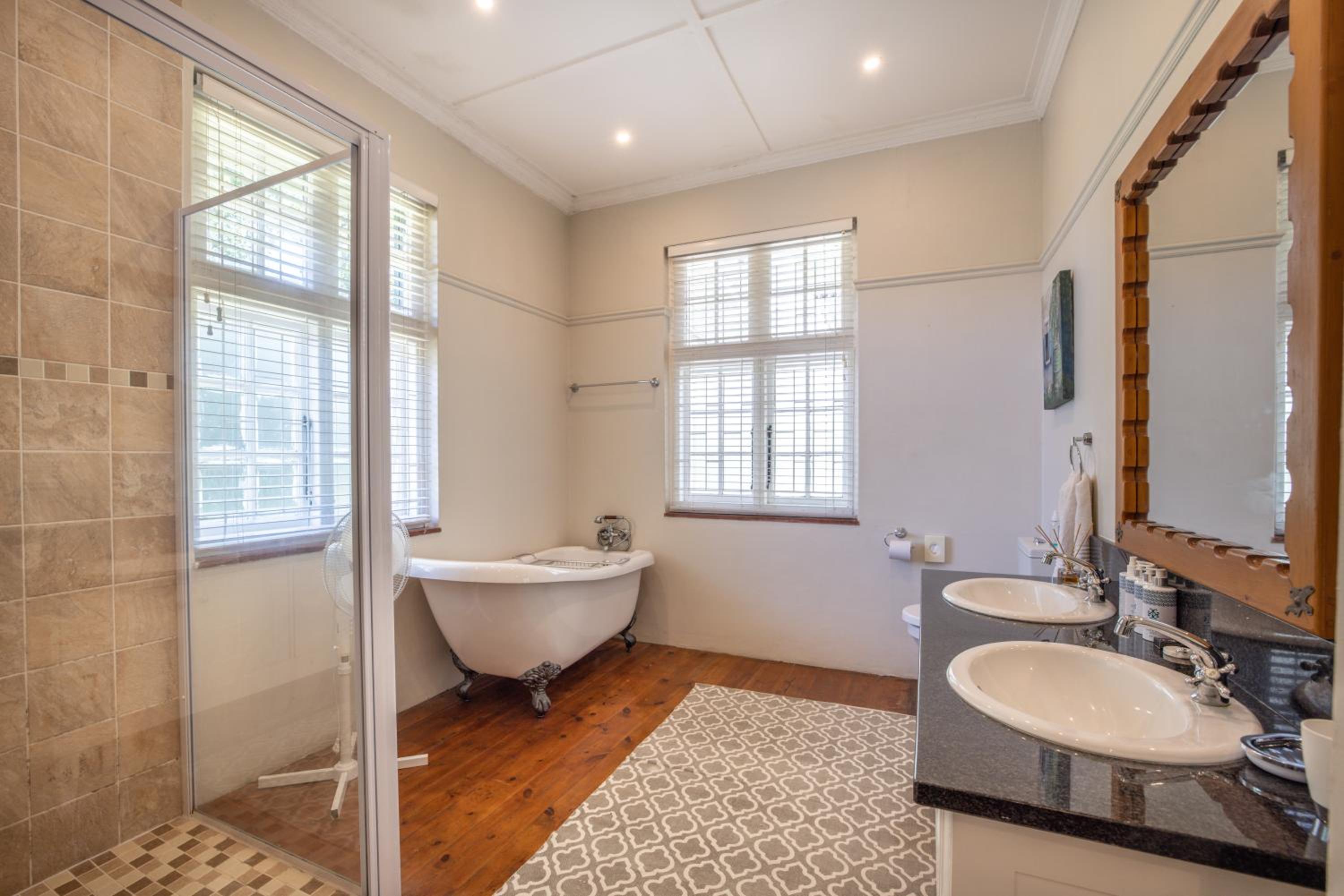 Executive Suite - Photo 3