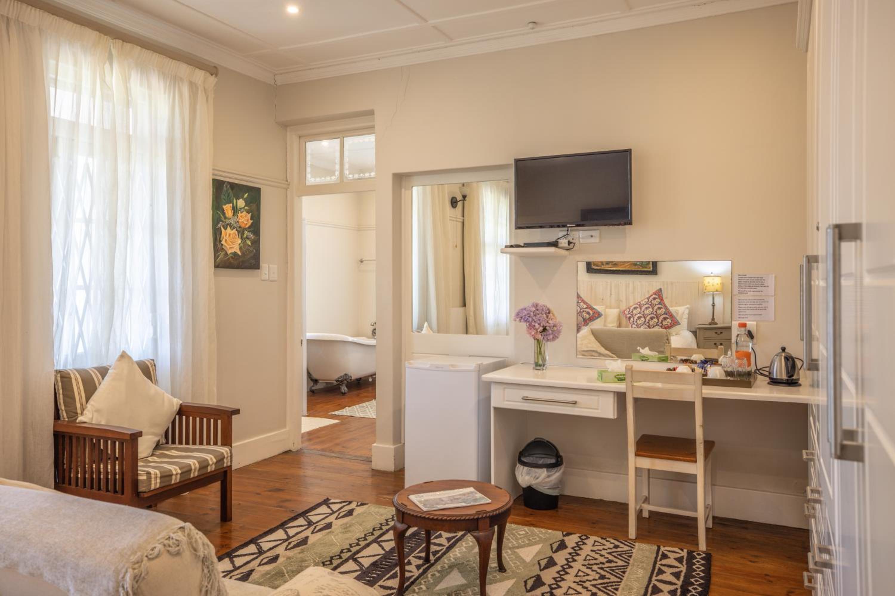 Executive Suite - Photo 6