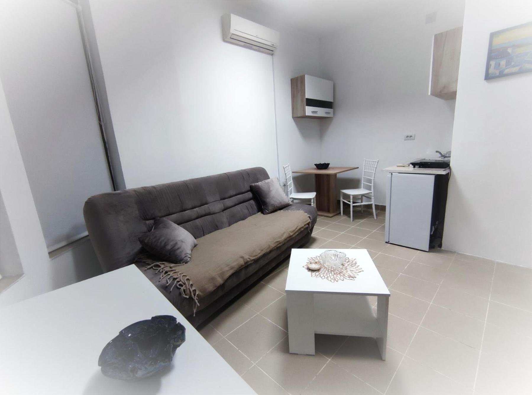 One-Bedroom Apartment photo 1