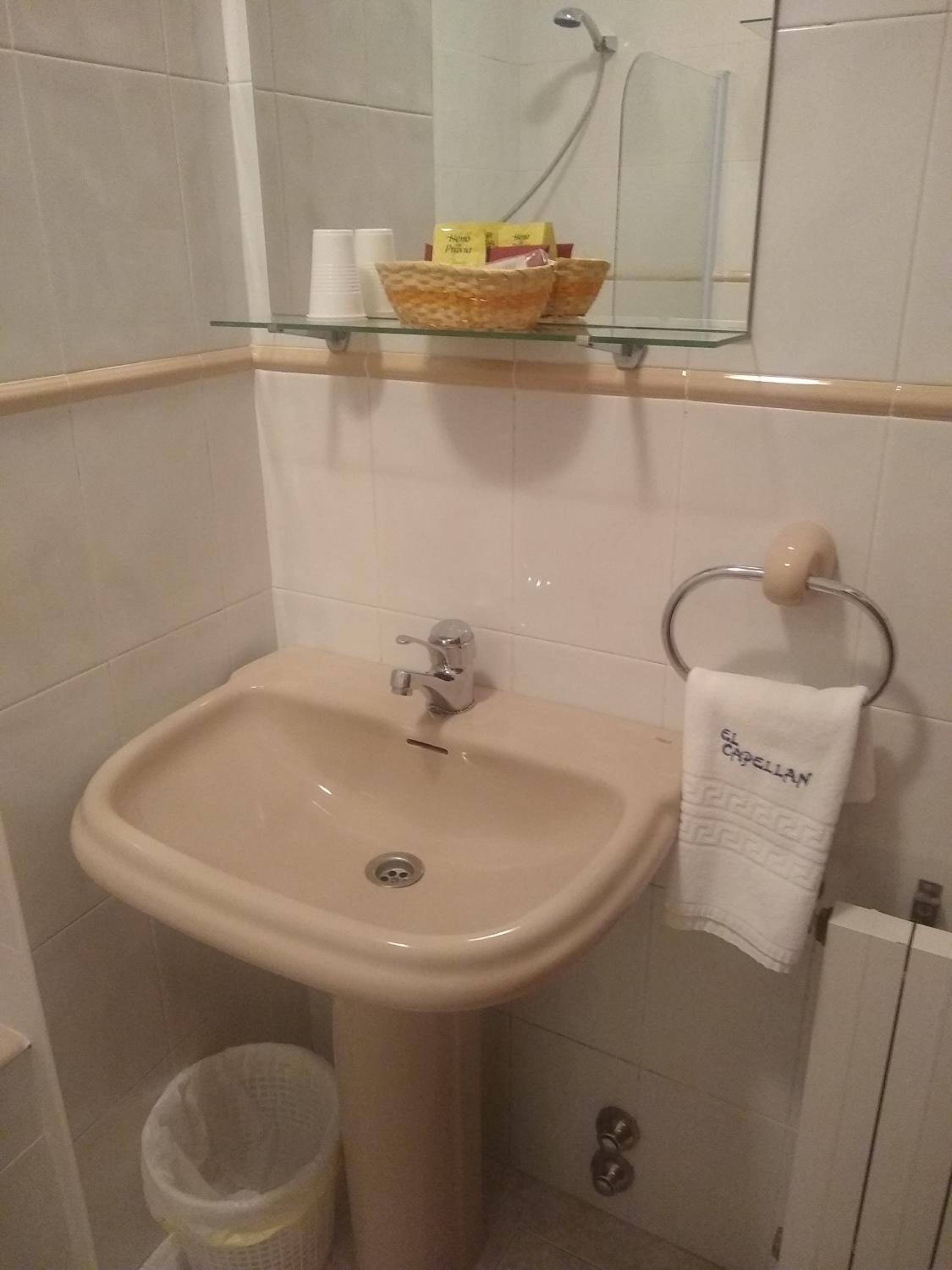 Single Room with Private Bathroom photo 2