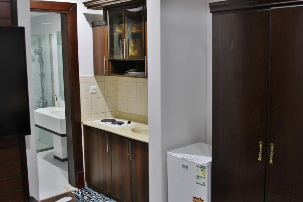 Executive Suite - Photo 18