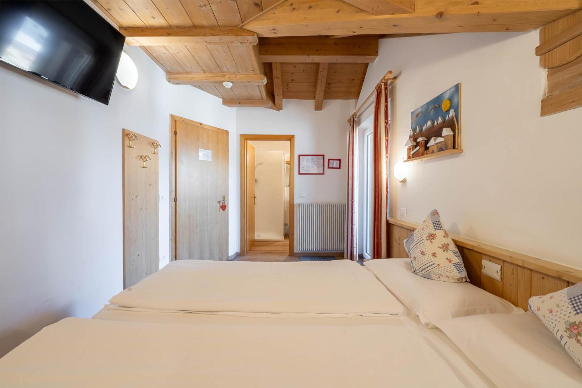 Double or Twin Room with Mountain View - Photo 1