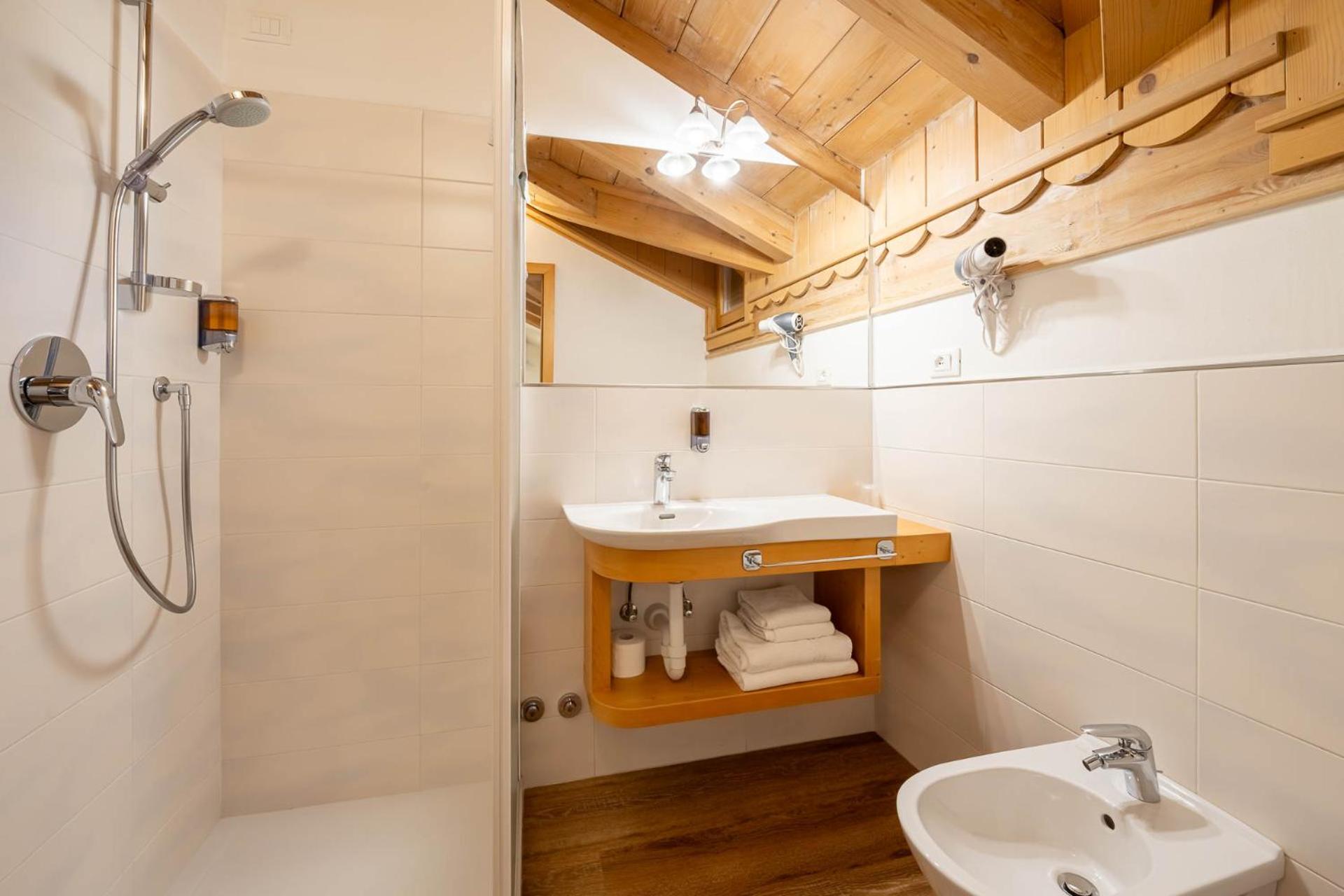 Double or Twin Room with Mountain View - Photo 4