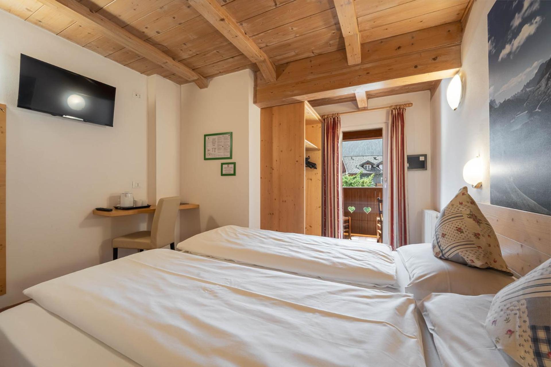 Economy Triple Room with Mountain View - Photo 17