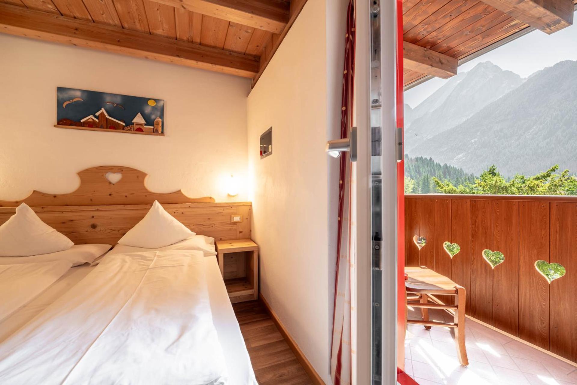 Economy Double or Twin Room with Mountain View - Photo 9