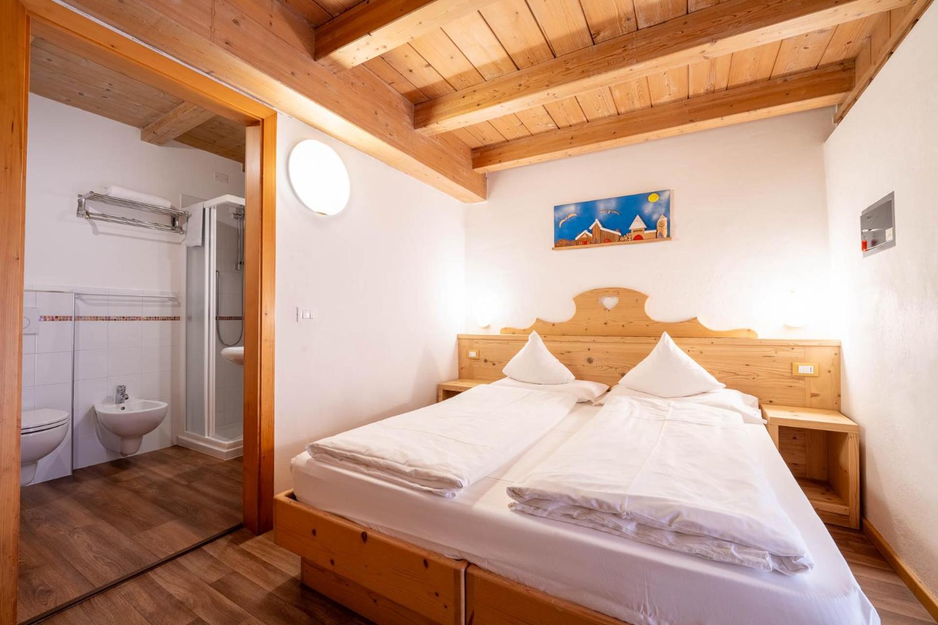 Economy Double or Twin Room with Mountain View - Photo 3