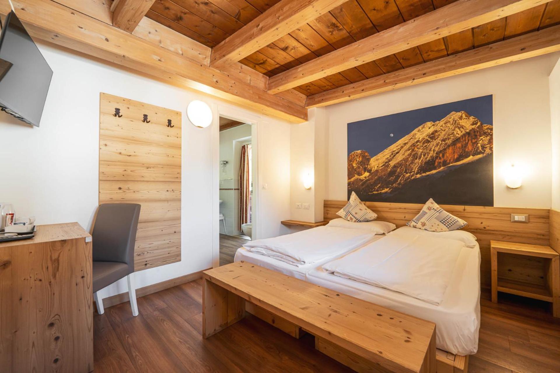 Economy Double or Twin Room with Mountain View - Photo 2