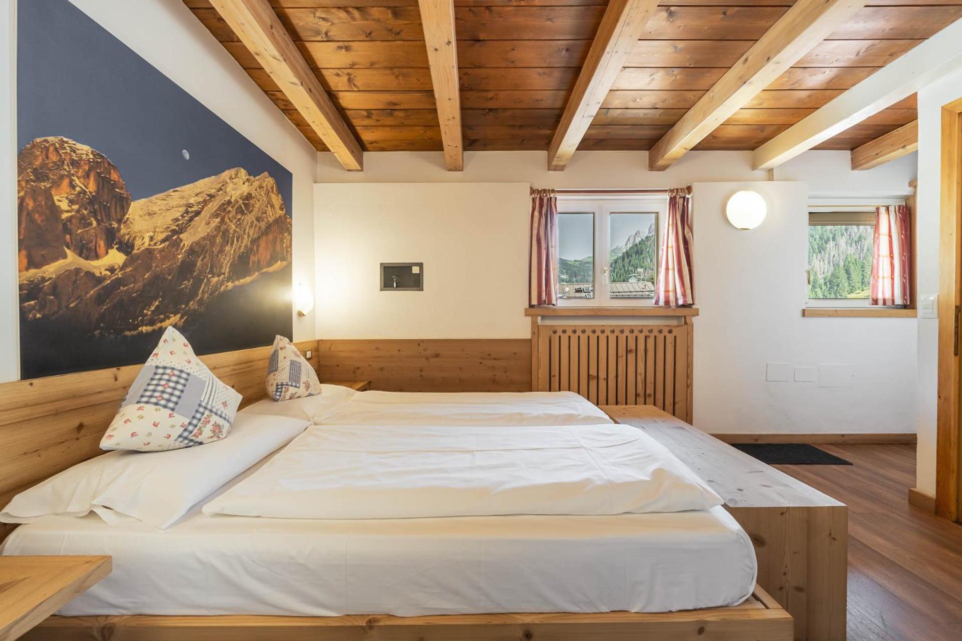 Economy Double or Twin Room with Mountain View - Photo 7