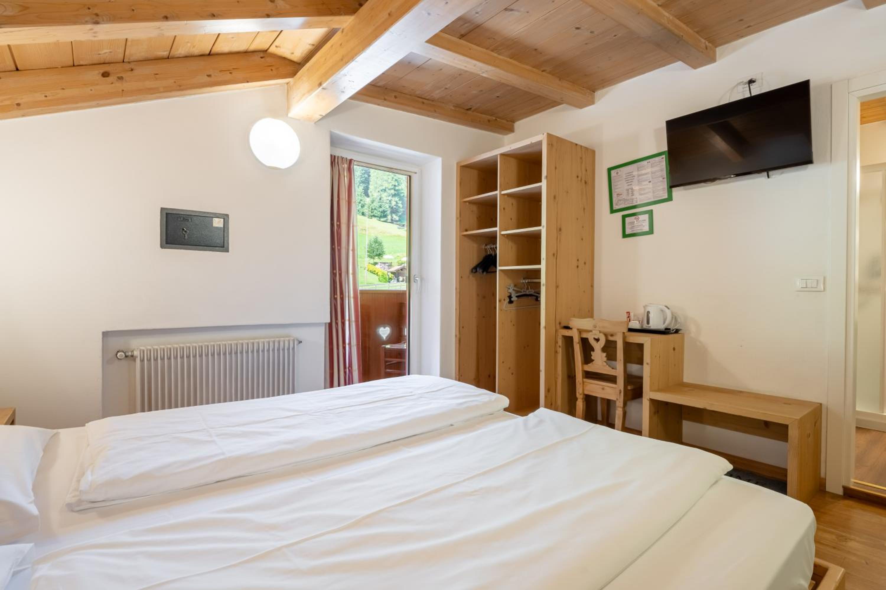 Economy Double or Twin Room with Mountain View - Photo 6