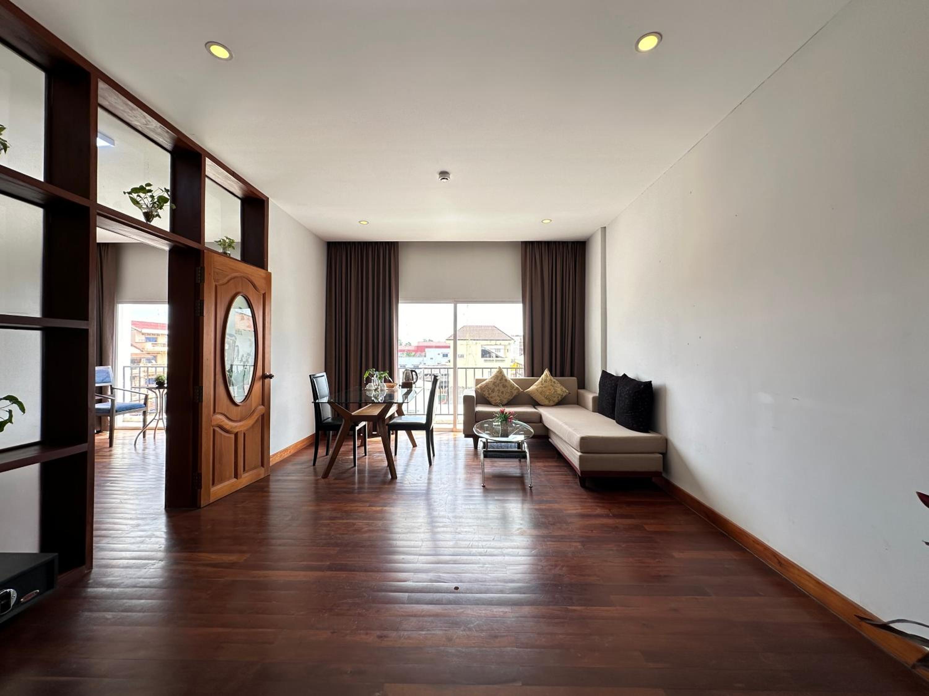 Executive Suite - Photo 2