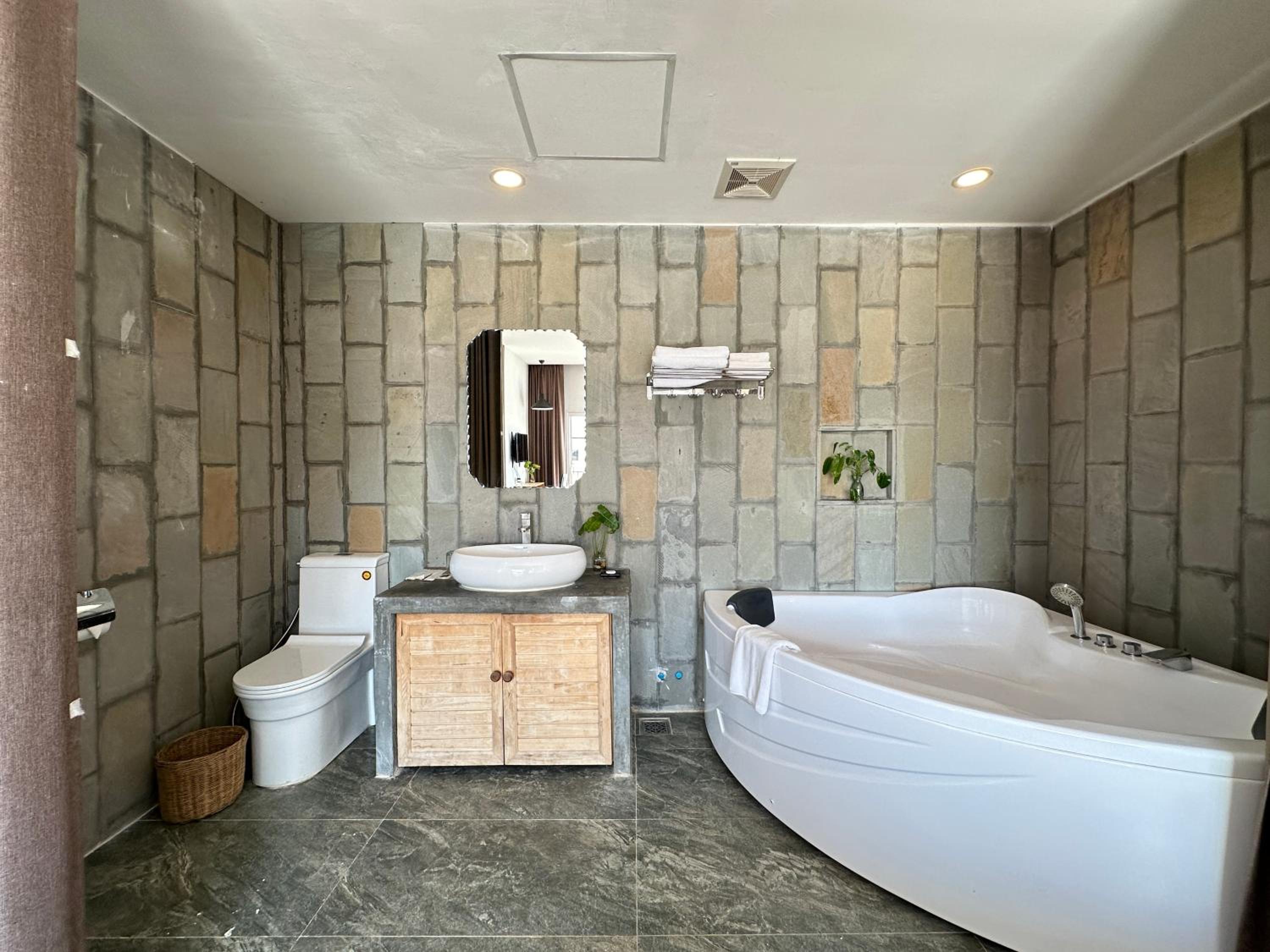 Executive Suite - Photo 4