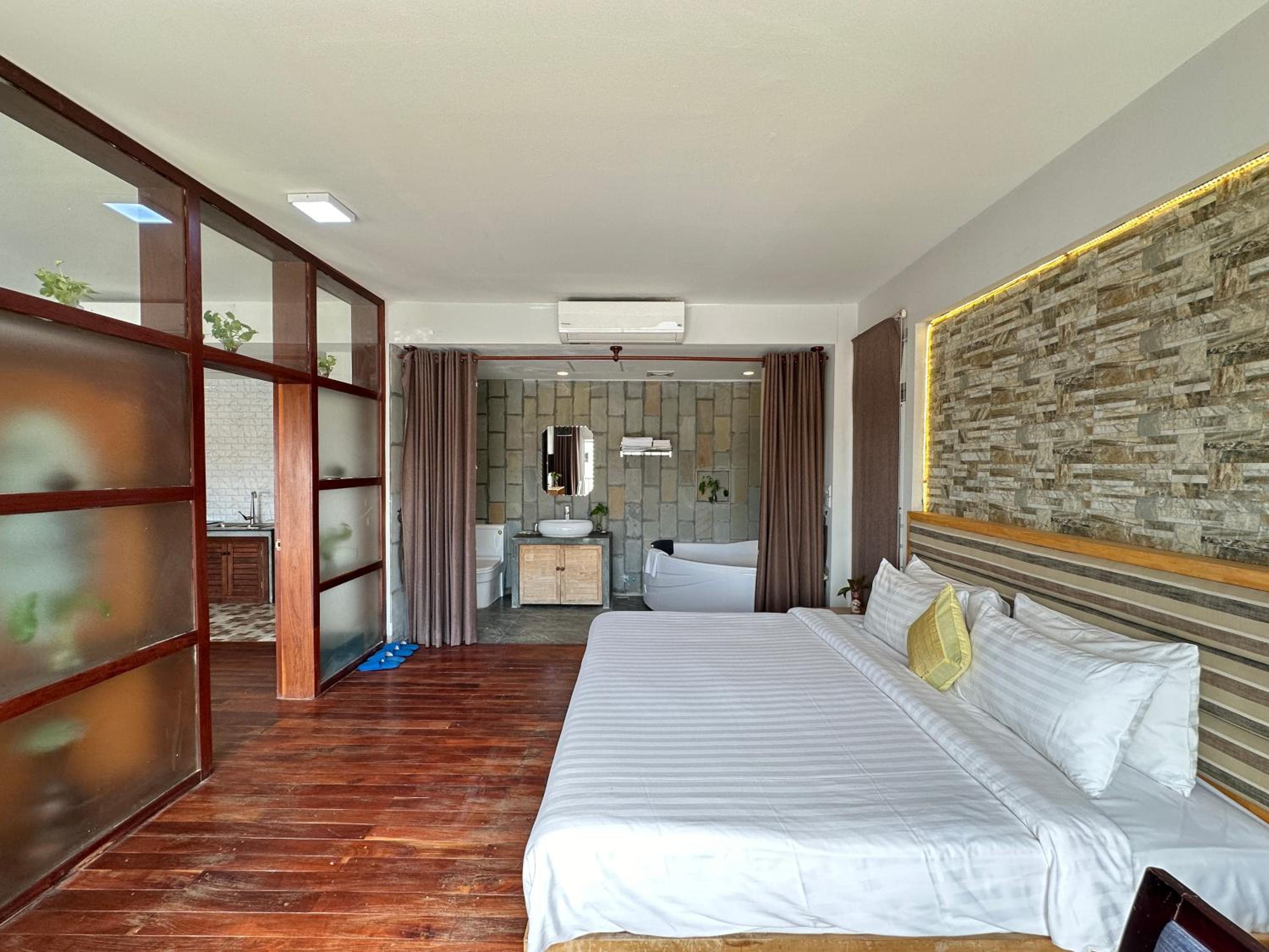Executive Suite - Photo 3