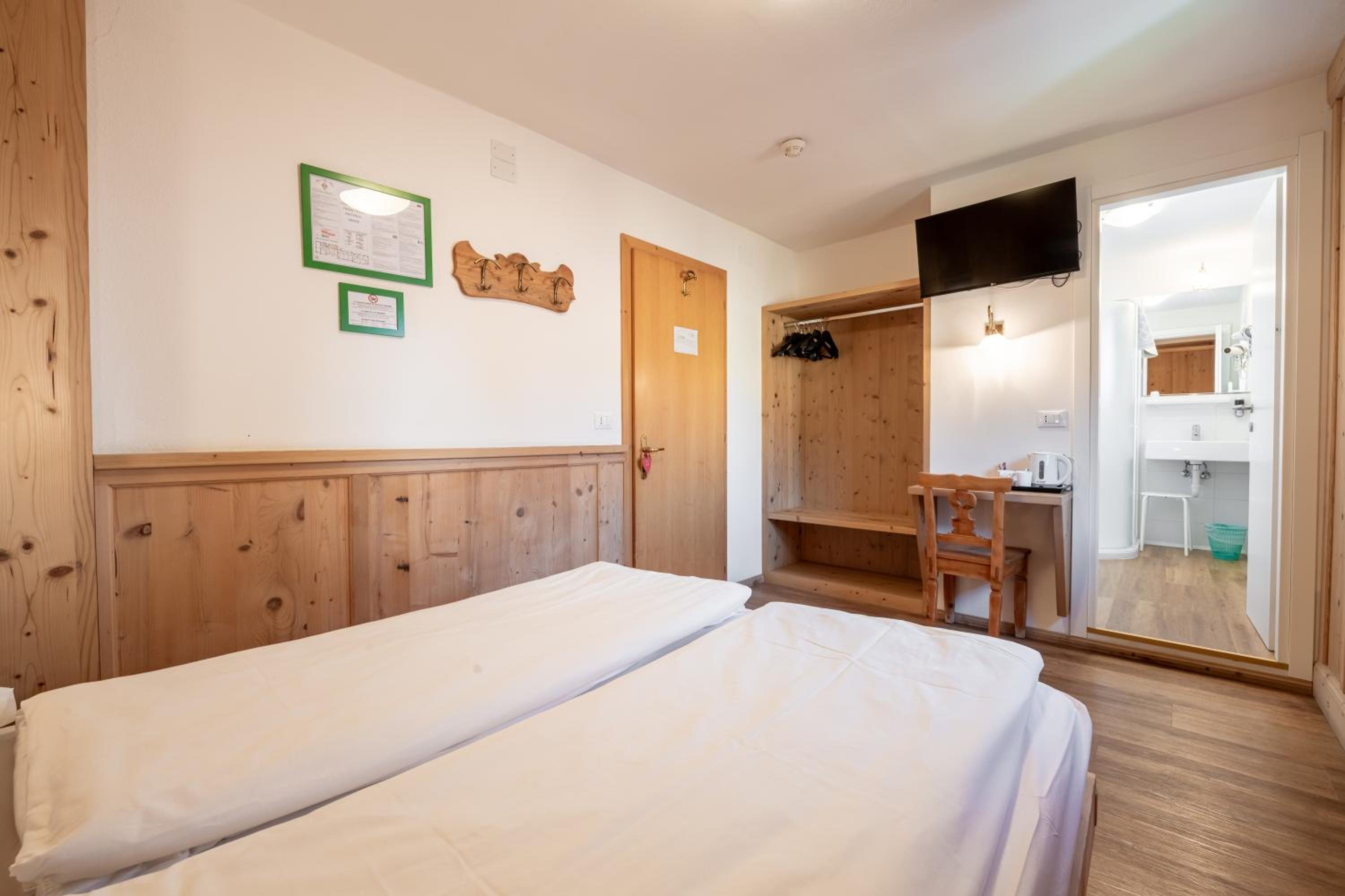 Economy Double or Twin Room with Mountain View - Photo 5