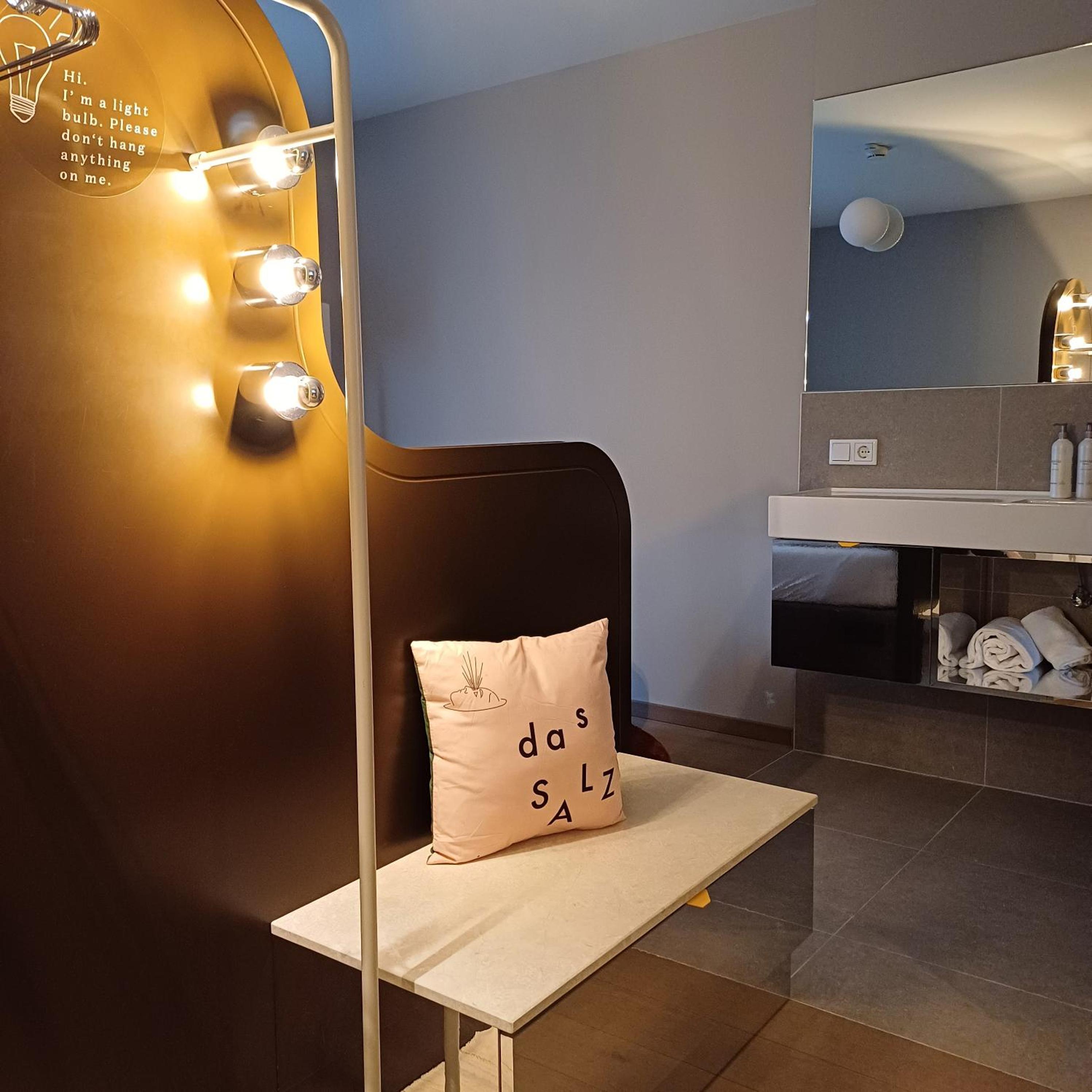 Home Base - with Street View (Standard Double Room) - Photo 8