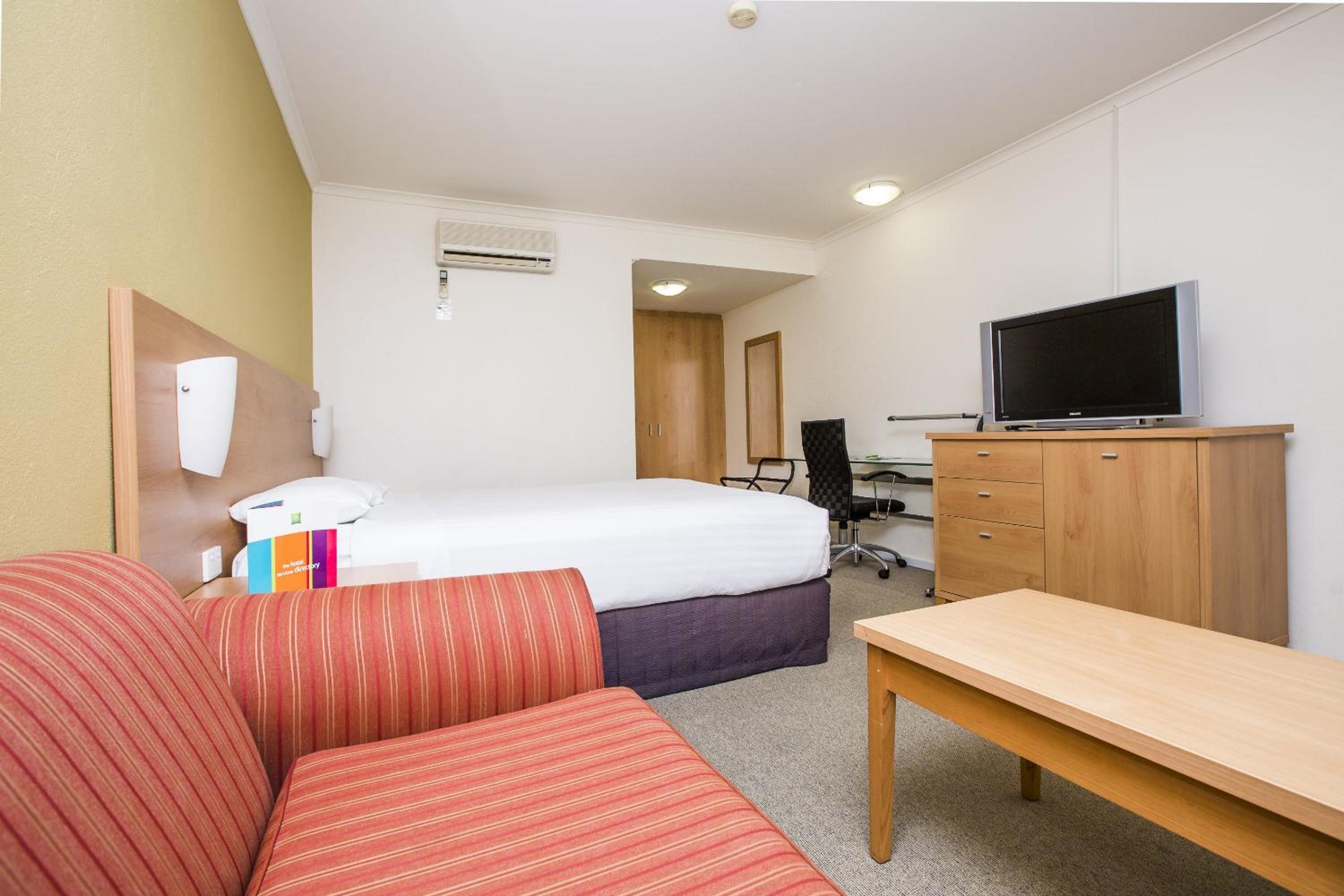 Standard Queen Room photo 2