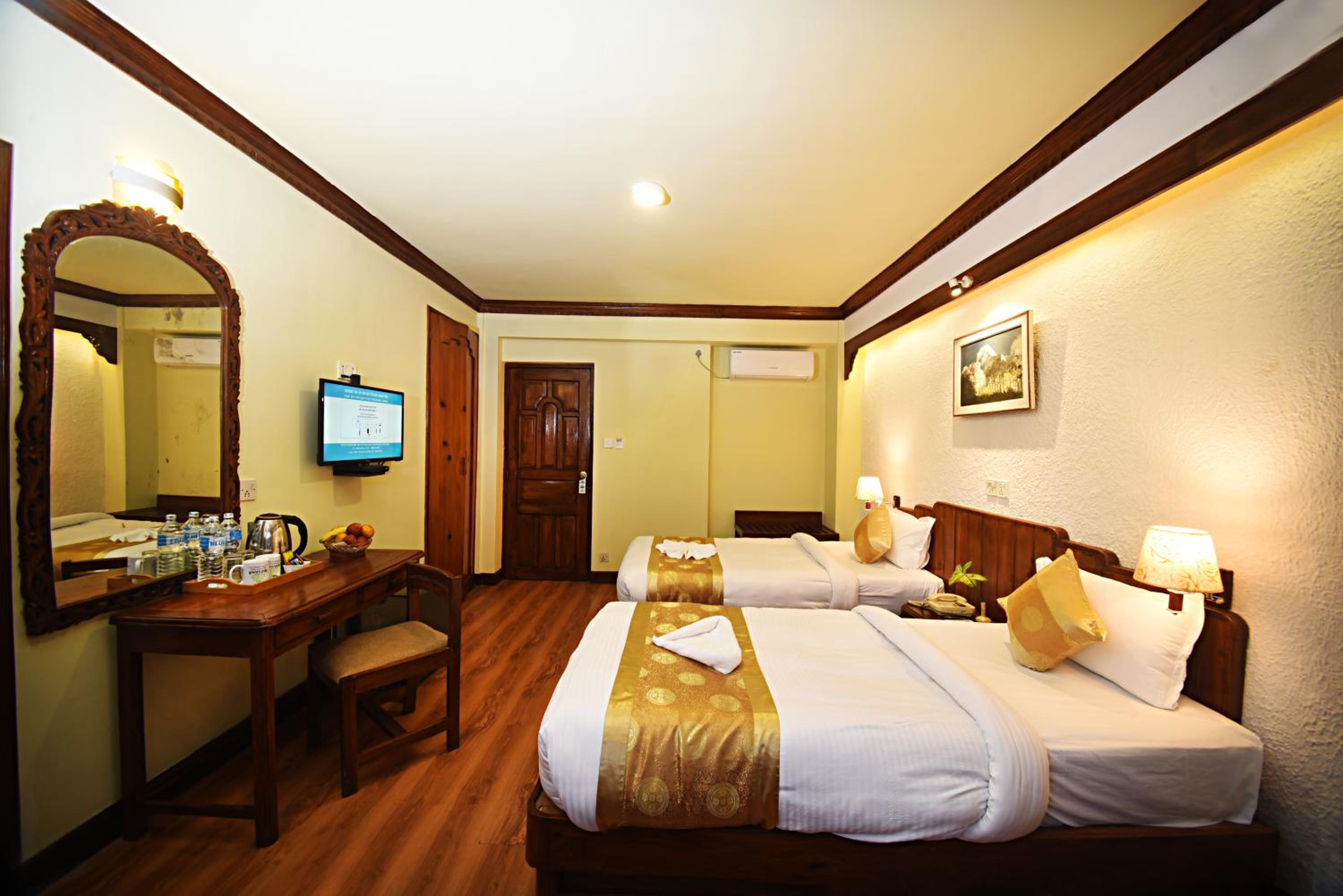 Deluxe Double or Twin Room with Bathtub - Photo 17