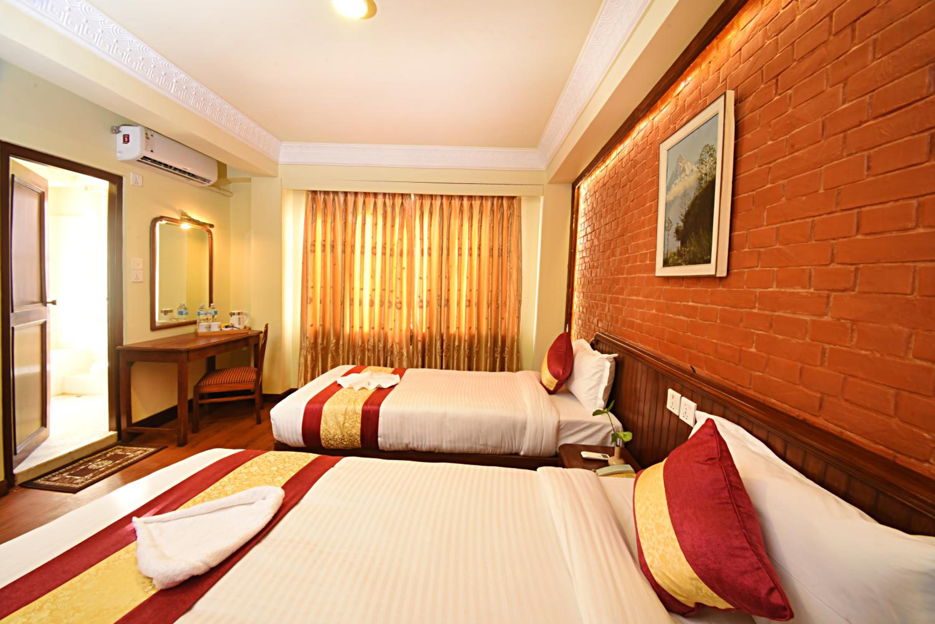 Deluxe Double or Twin Room with Bathtub - Photo 5