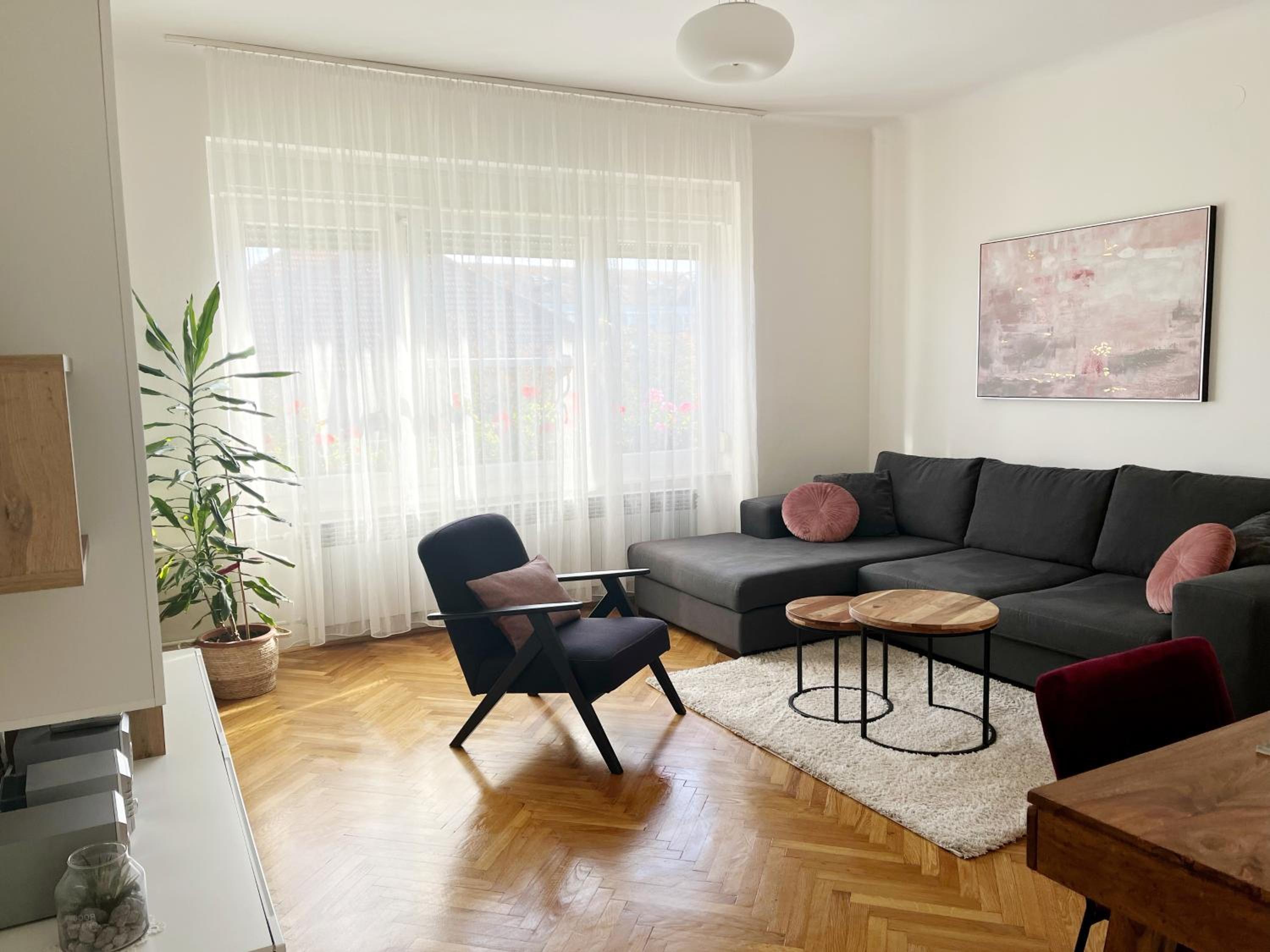 One-Bedroom Apartment photo 1