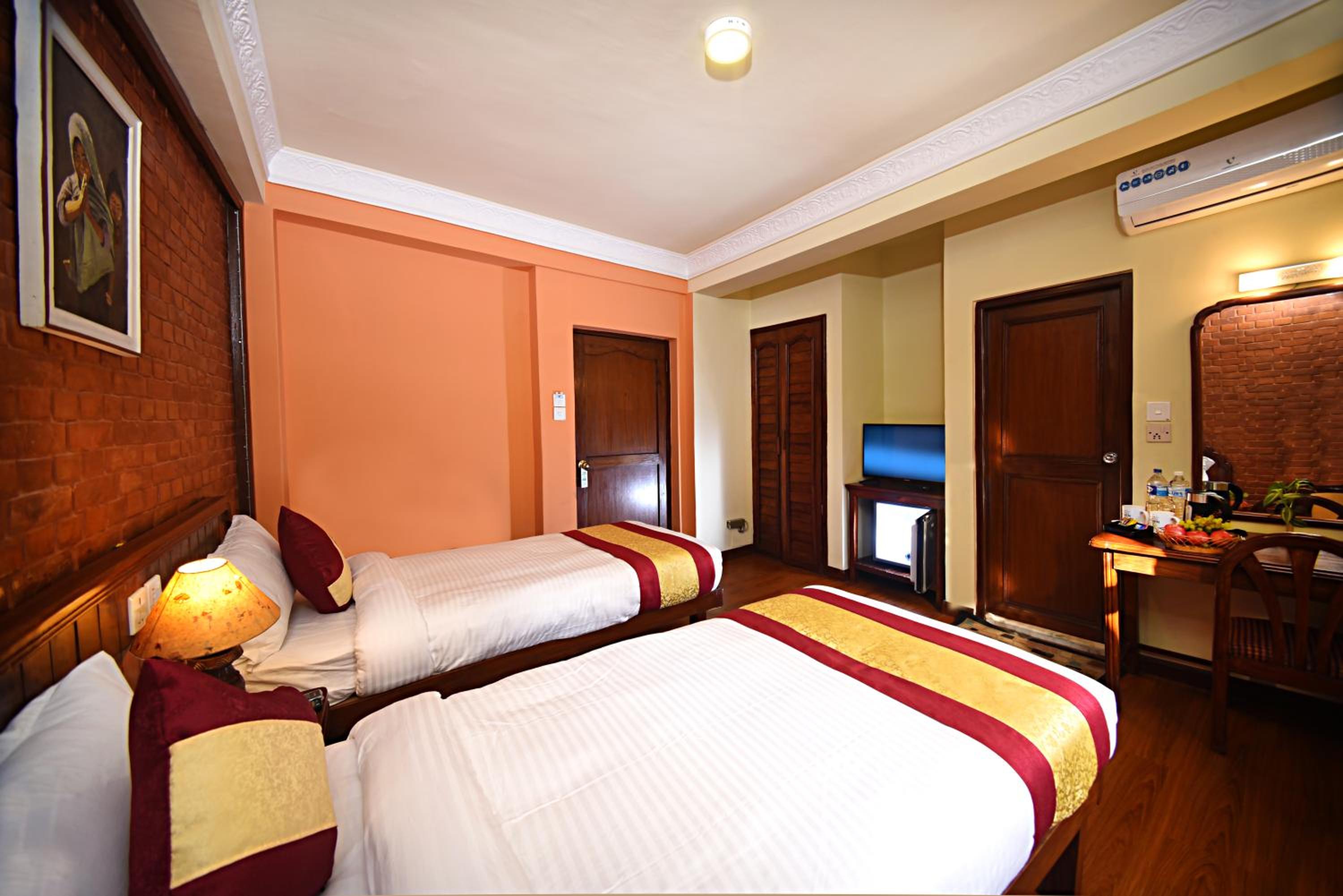 Deluxe Double or Twin Room with Bathtub - Photo 7