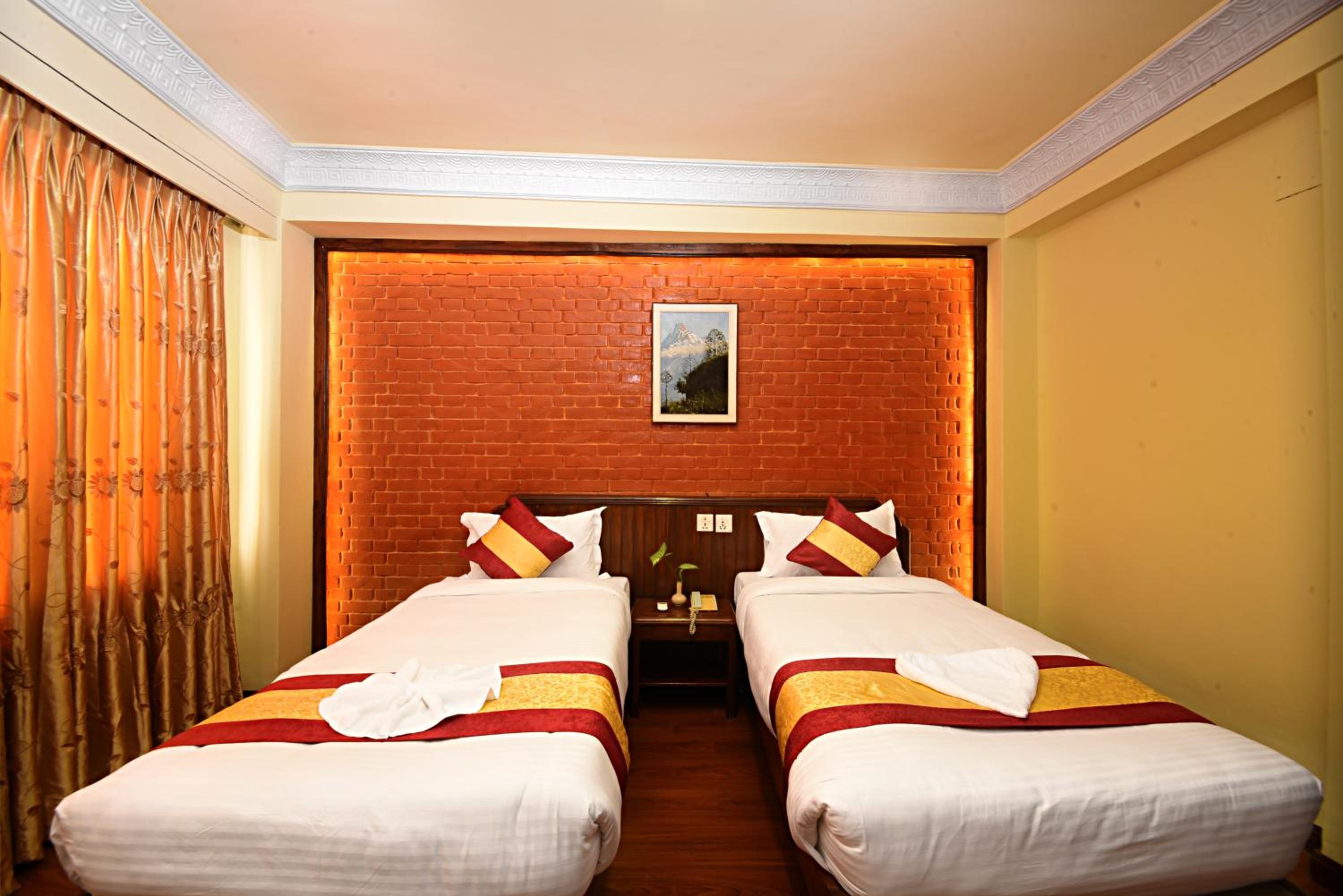 Deluxe Double or Twin Room with Bathtub - Photo 6