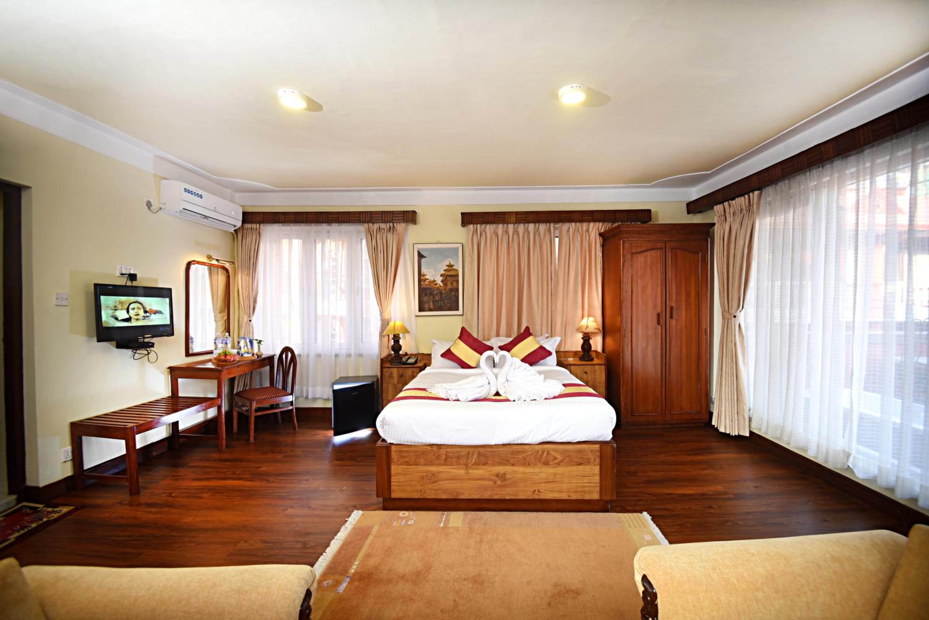 Deluxe Double or Twin Room with Bathtub - Photo 3