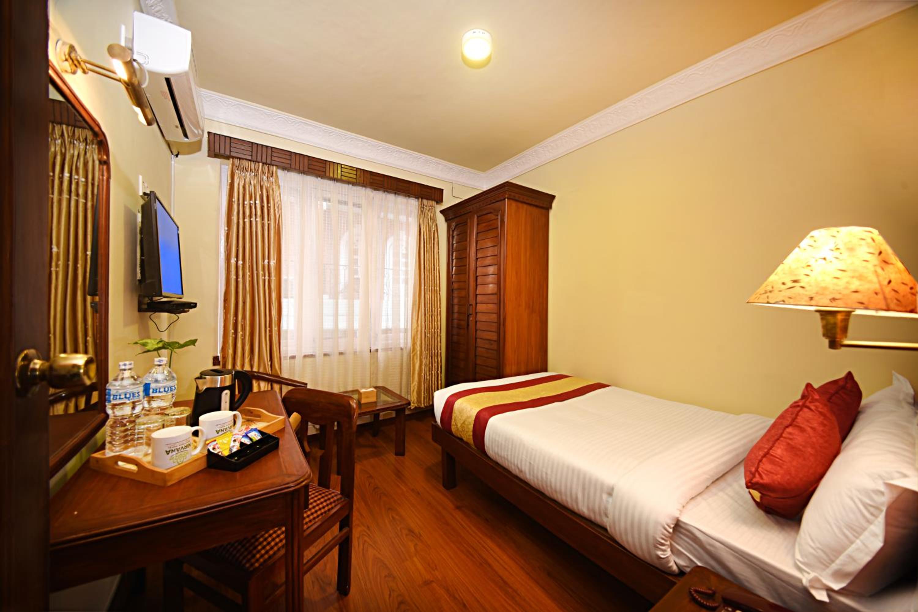 Standard Double or Twin Room - Photo 10
