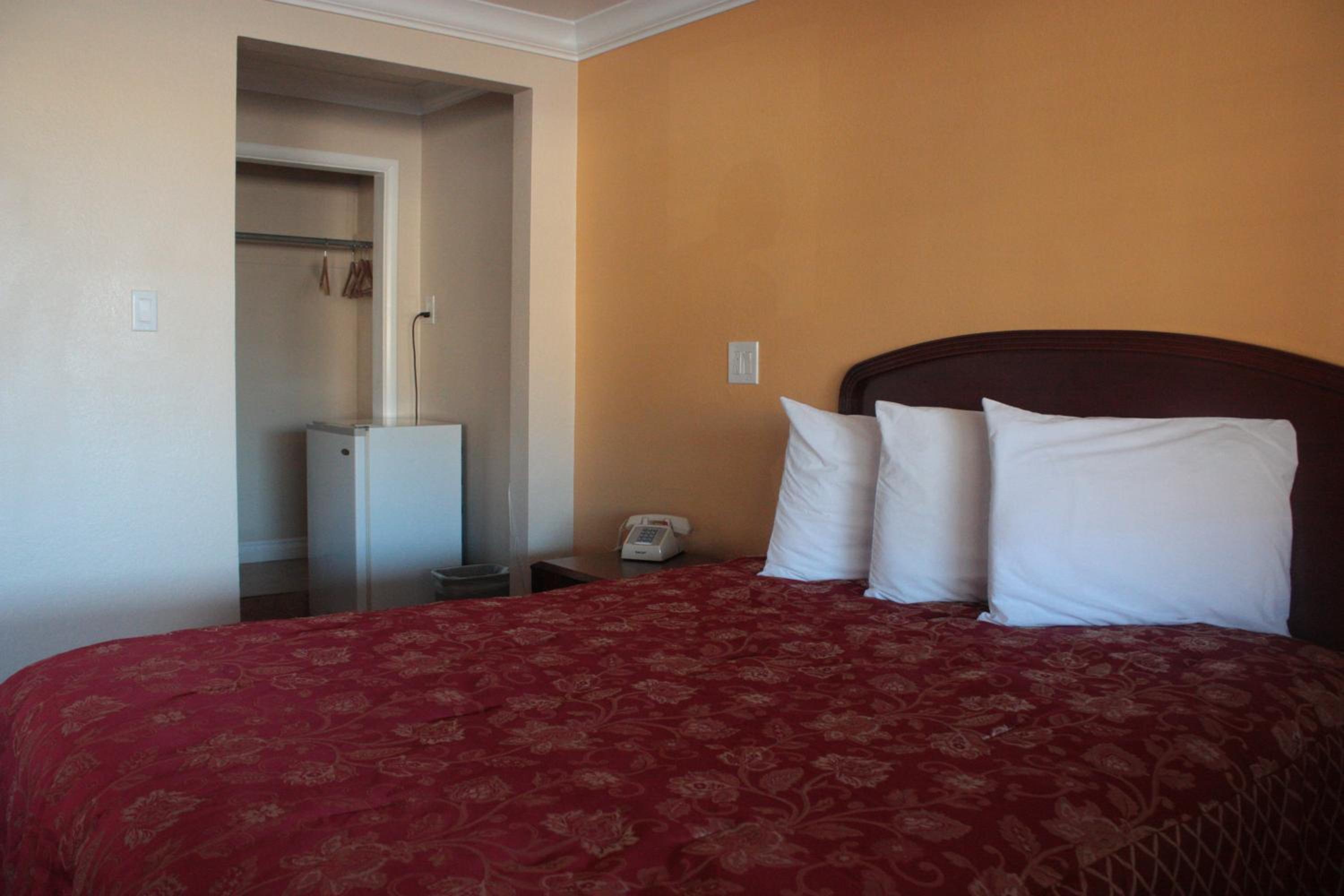 King Room - Non-Smoking photo 3