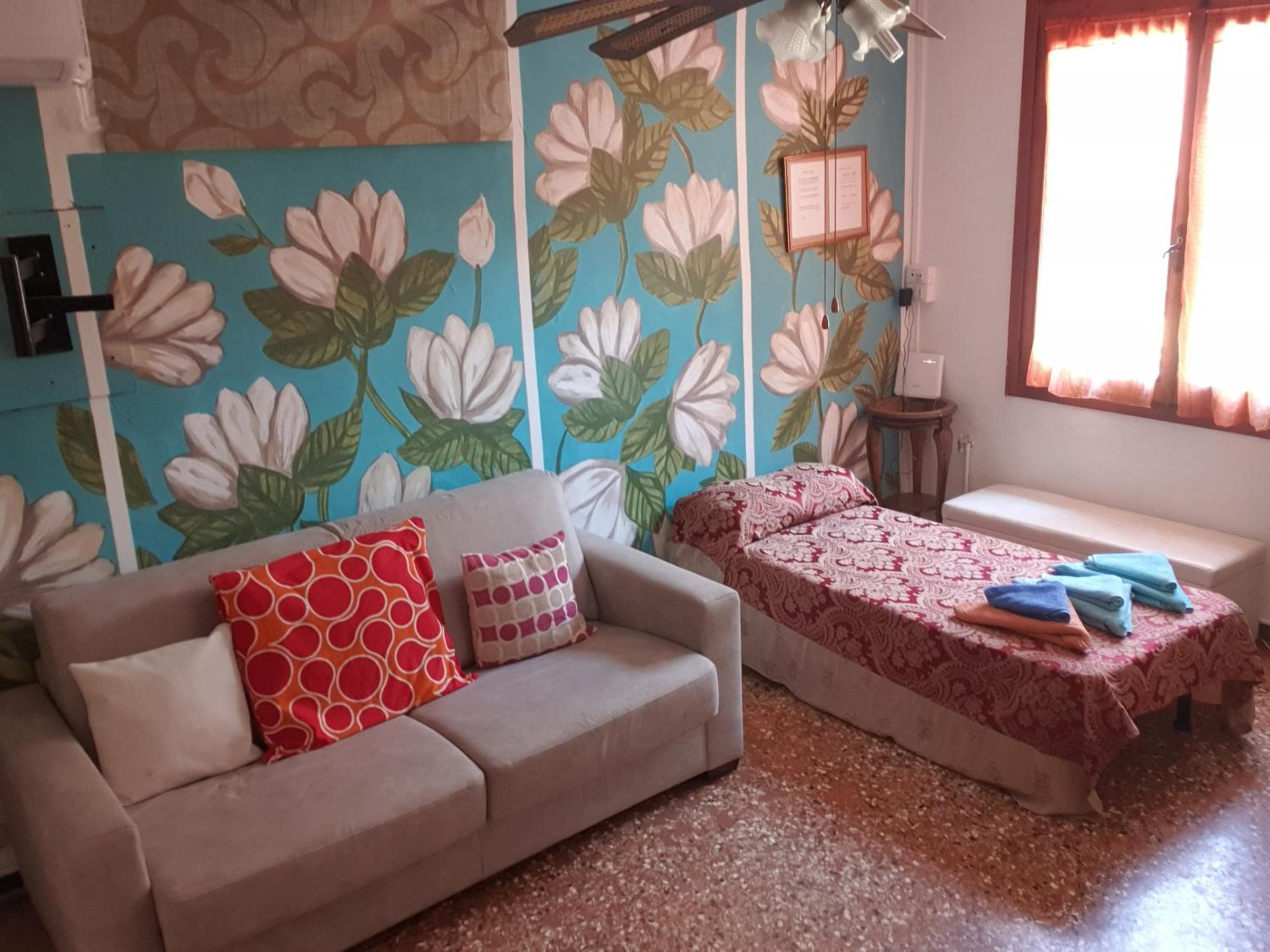 Basic Triple Room With Shared Bathroom photo 3