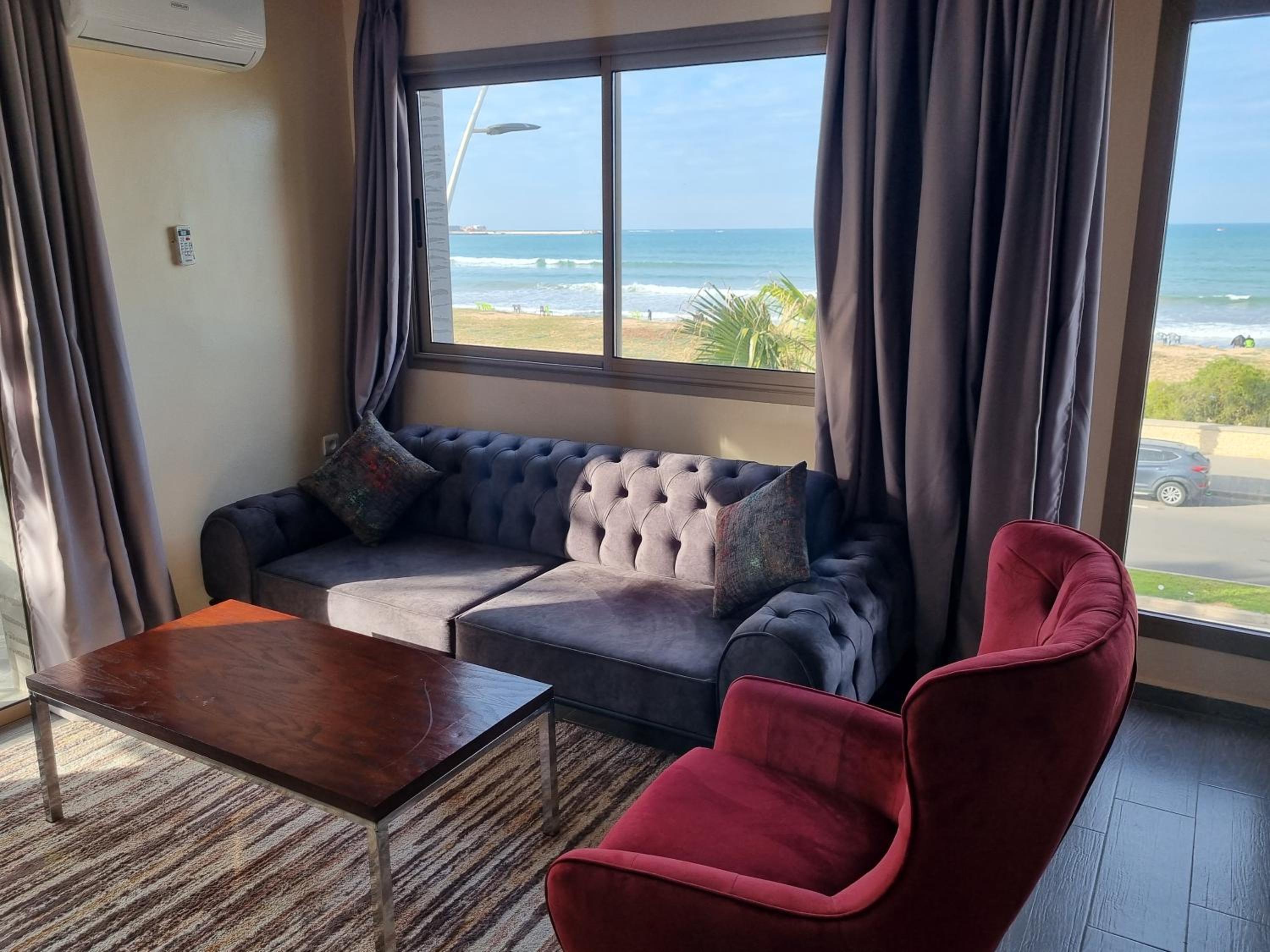 Deluxe Suite with Sea View - Photo 6