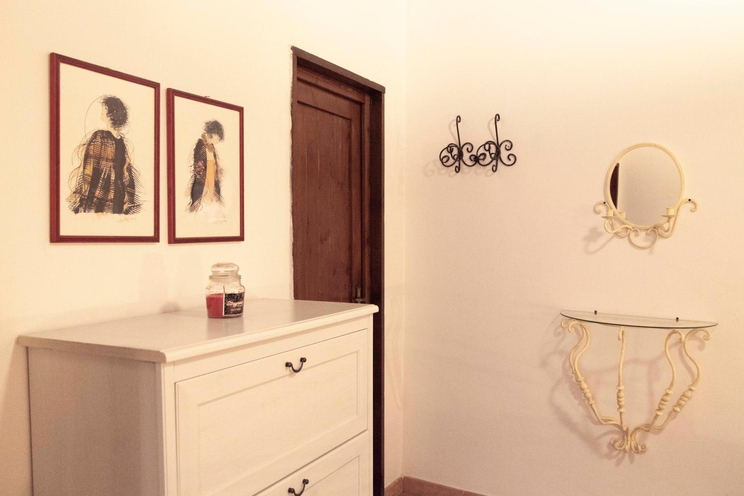 One-Bedroom Apartment - Photo 1