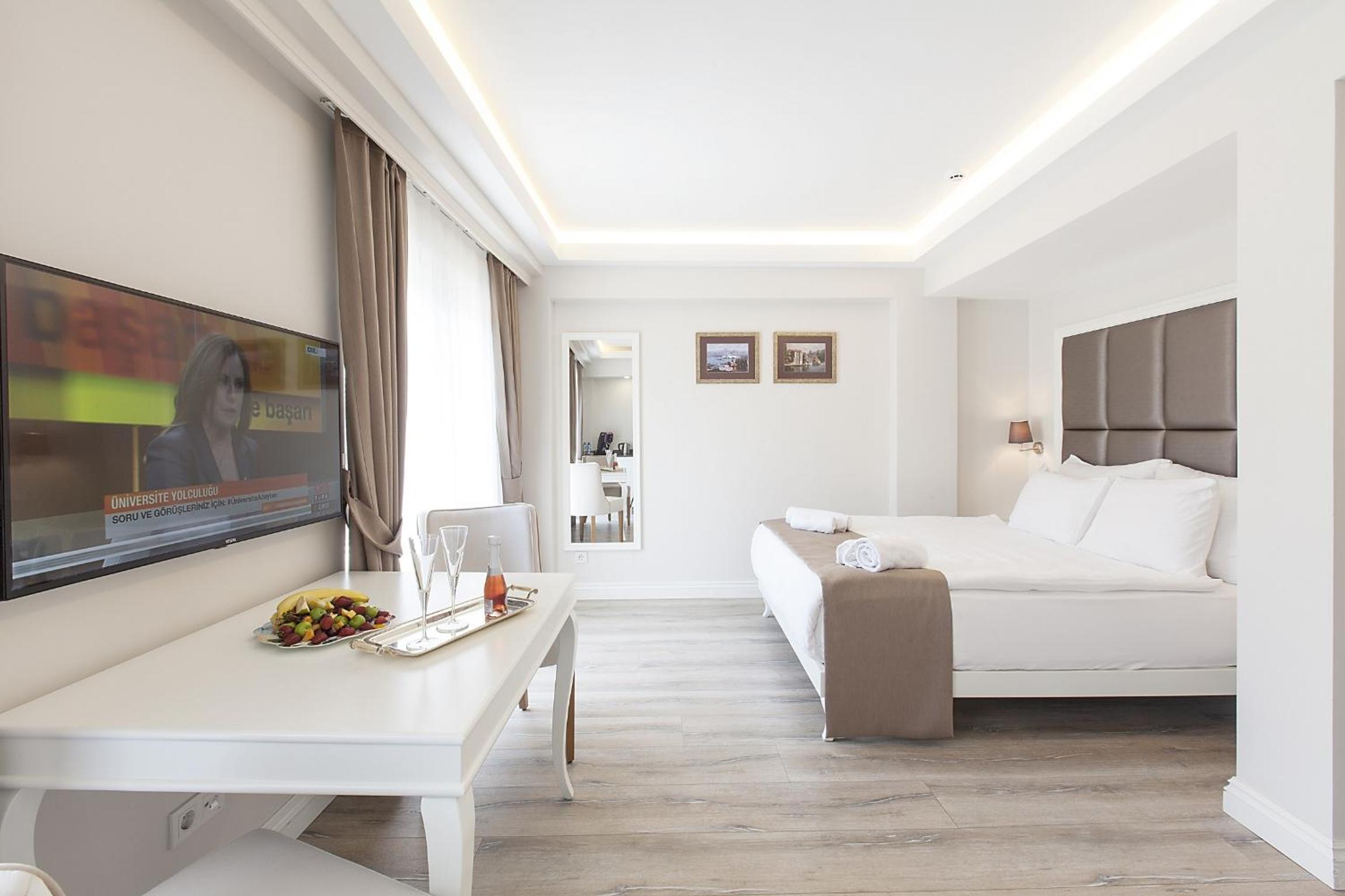 Deluxe Double Room with Balcony photo 3