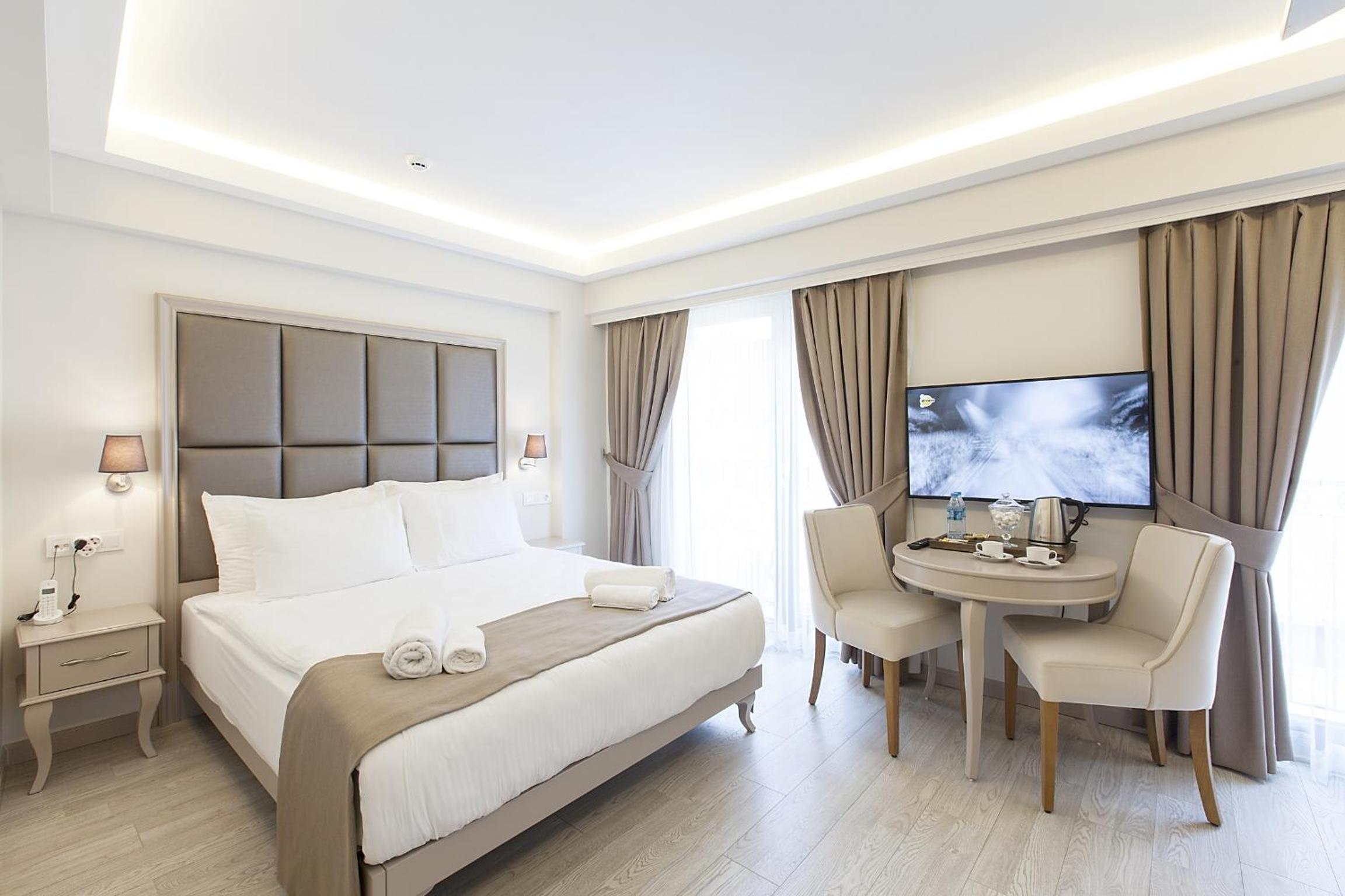 Deluxe Double Room with Balcony photo 1
