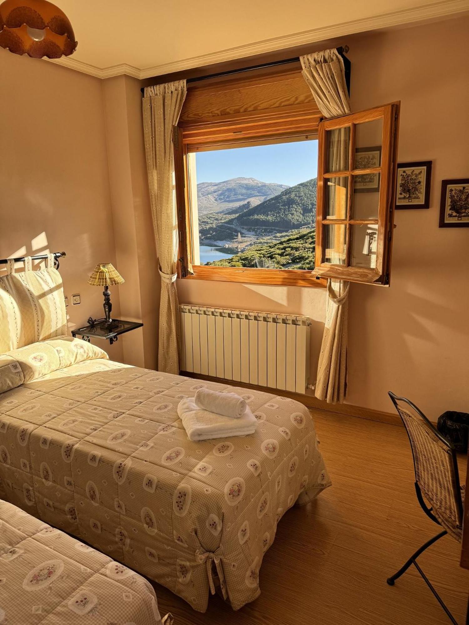 Twin Room - Photo 5
