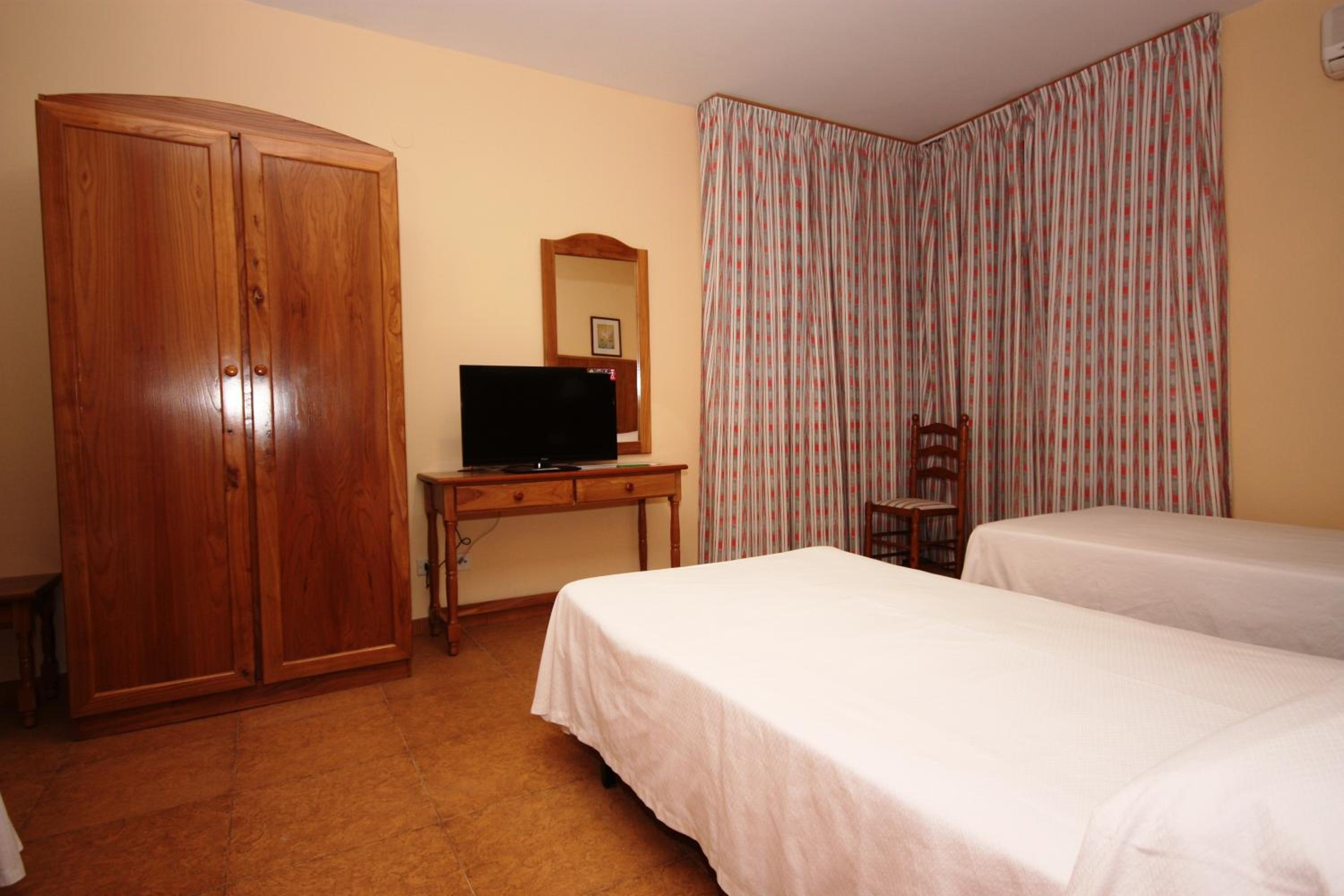Economy Twin Room - Photo 1