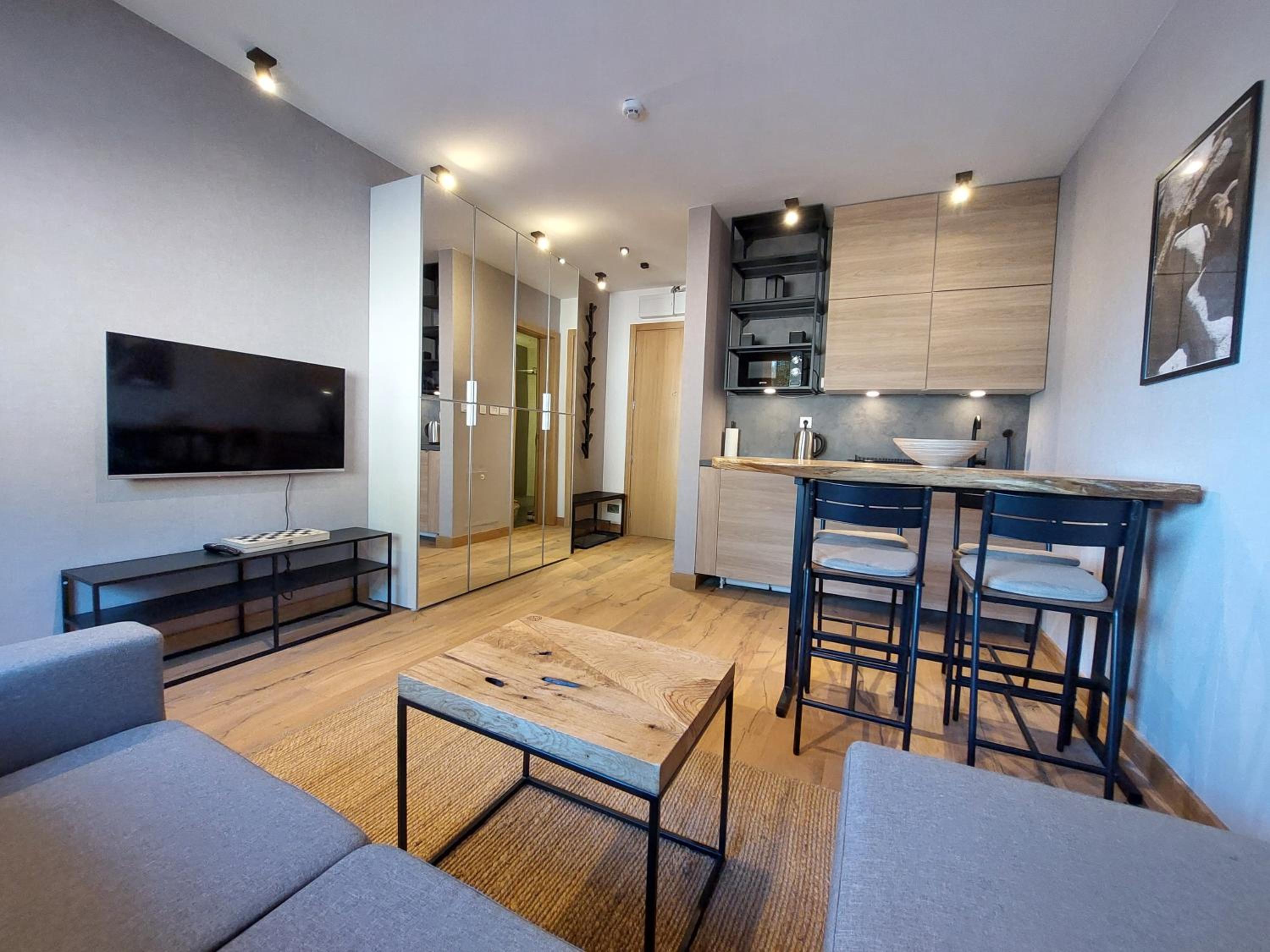 One-Bedroom Apartment photo 1