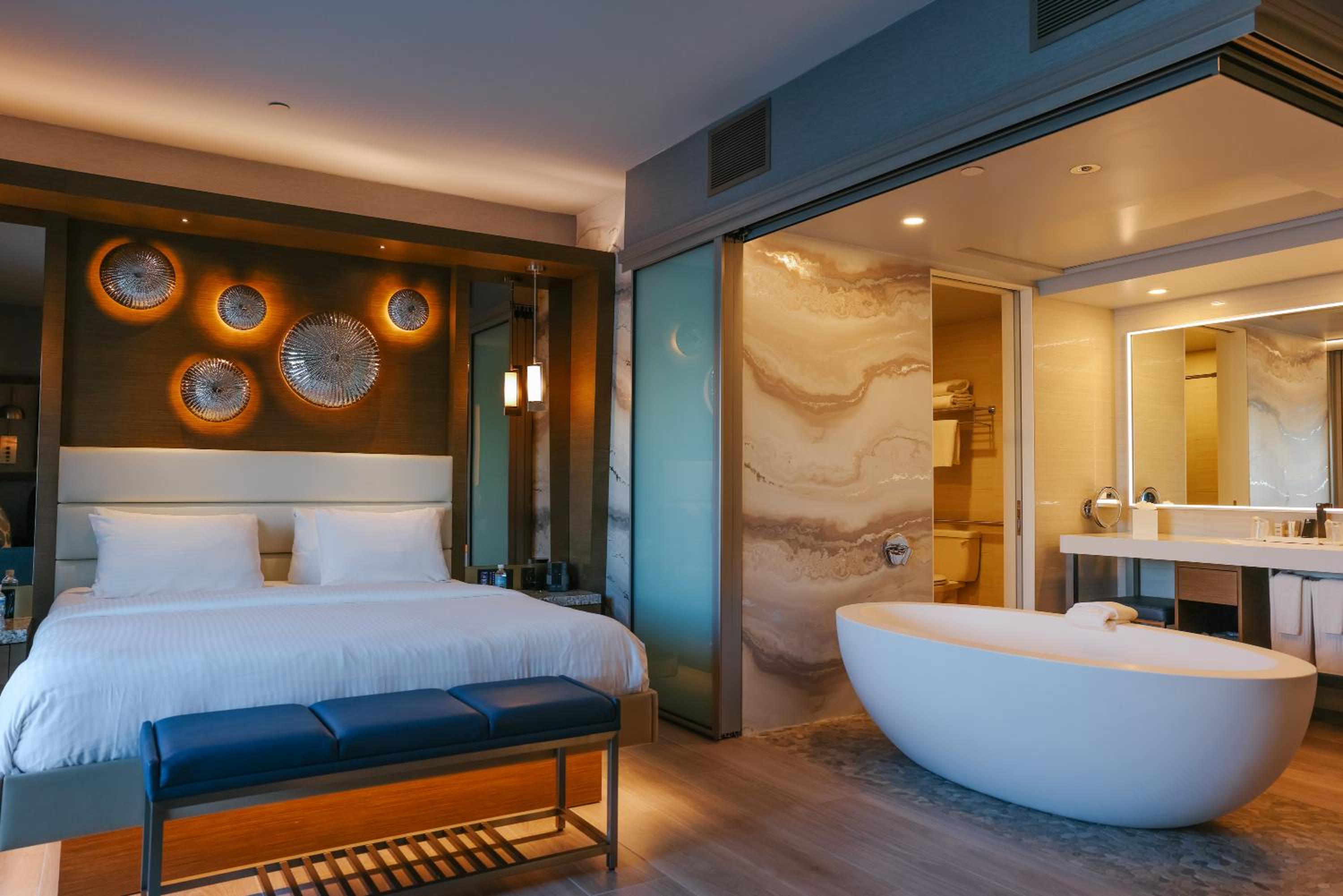 Deluxe King Spa Room - Disability Access photo 2