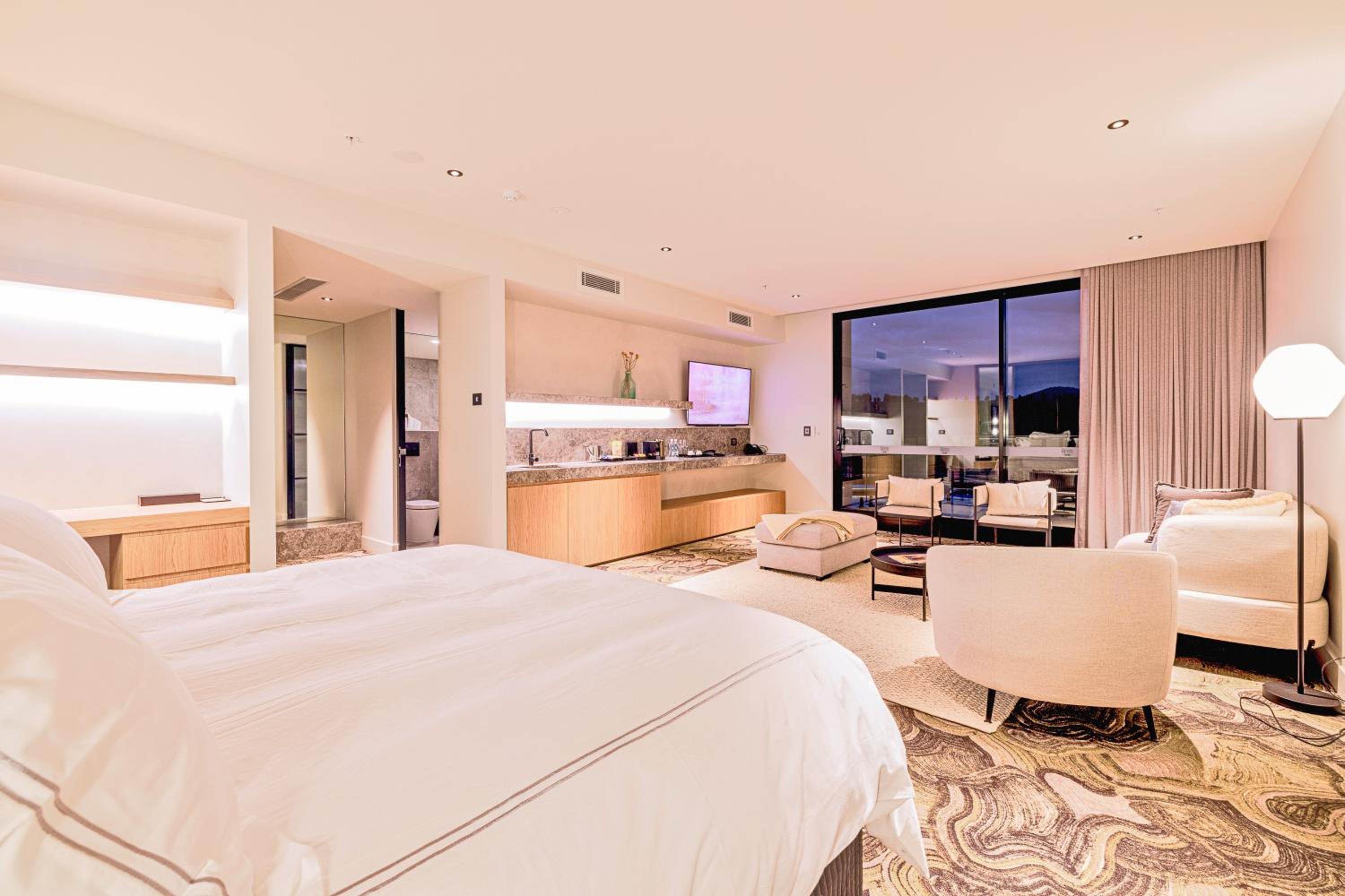 Mountain View Luxury Suite