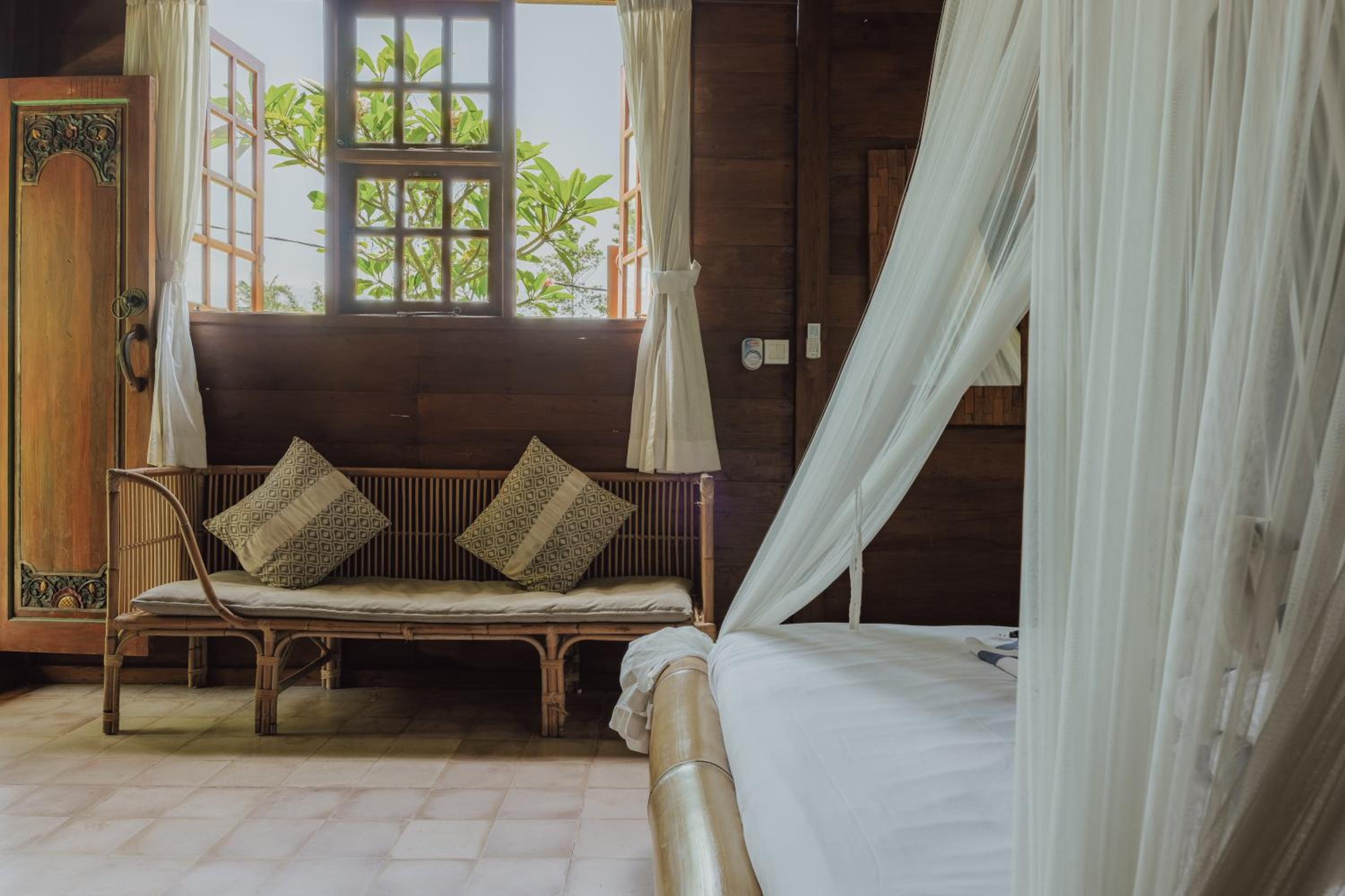 Deluxe Double Room with Balcony - Photo 8
