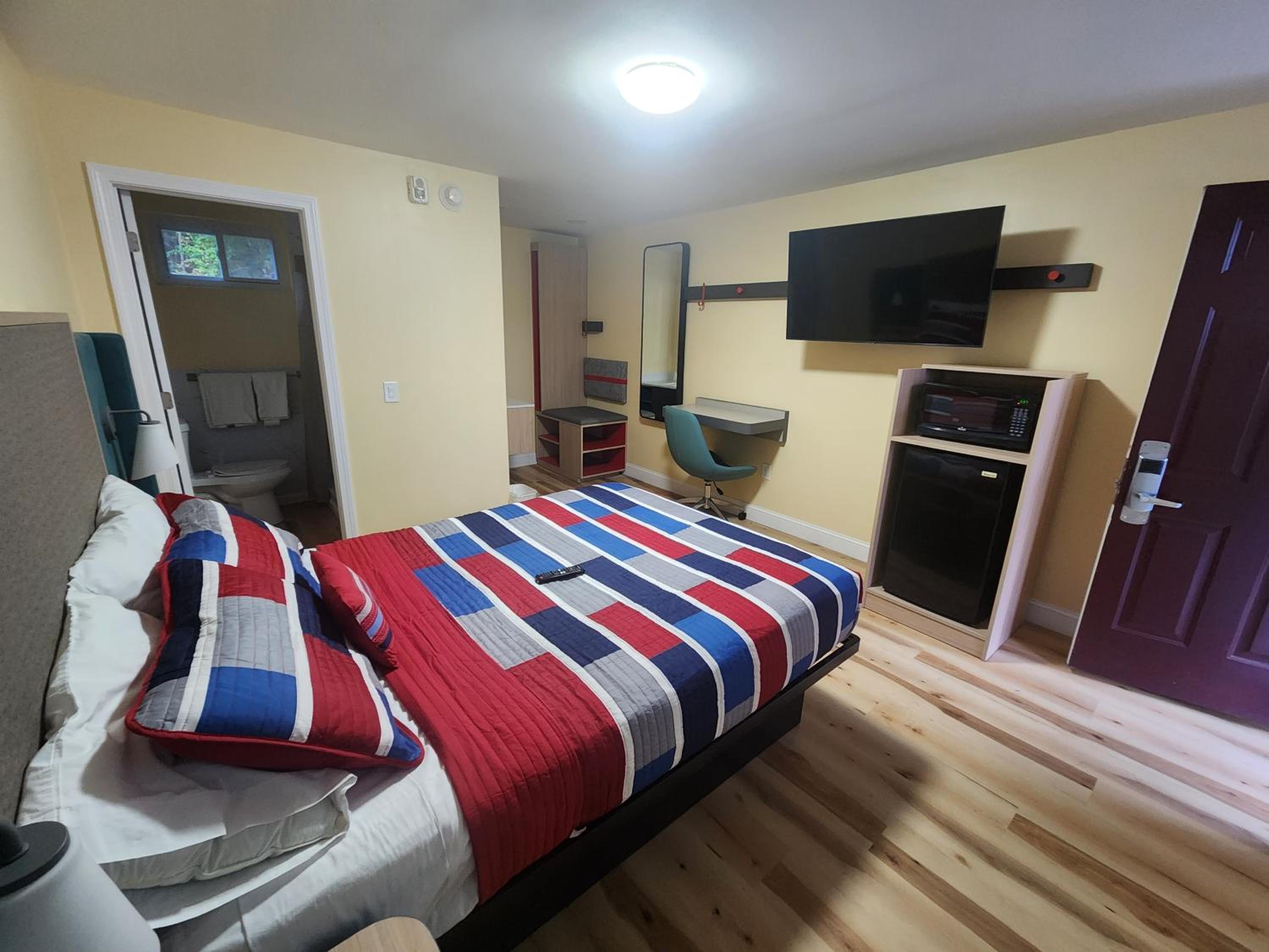 Deluxe Queen Room - Non-Smoking - Photo 6