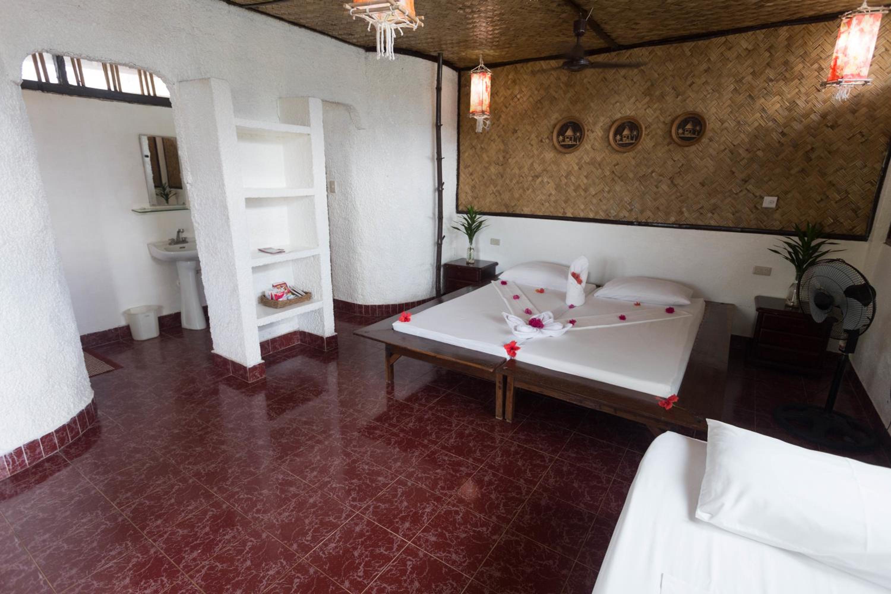 Native Island Family Cottage - Fan Room with Free Round Trip Boat Transfers from Lualhati Park - Photo 1