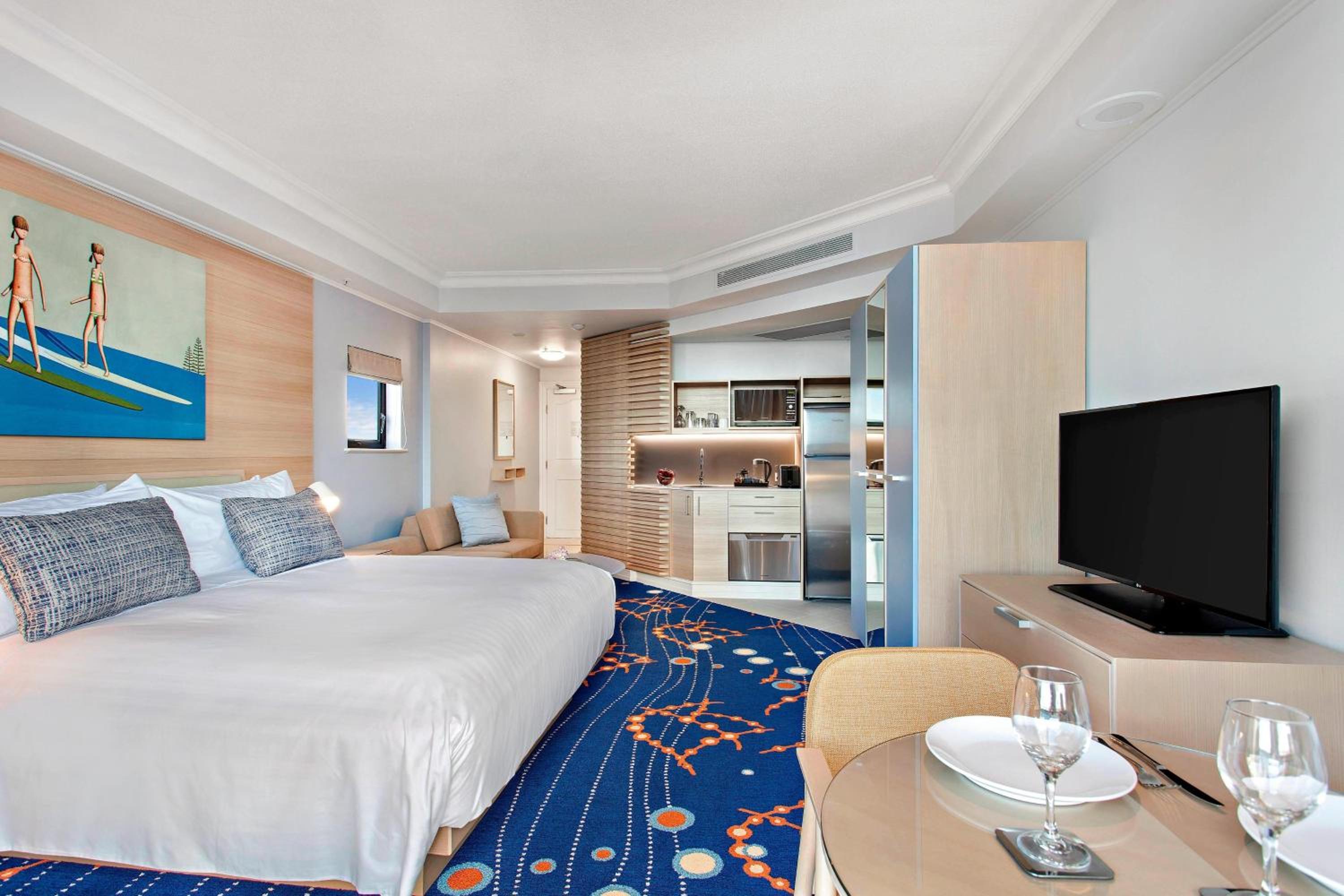 Deluxe Guest Room with One King Bed and Sofa Bed (Non Smoking) photo 3