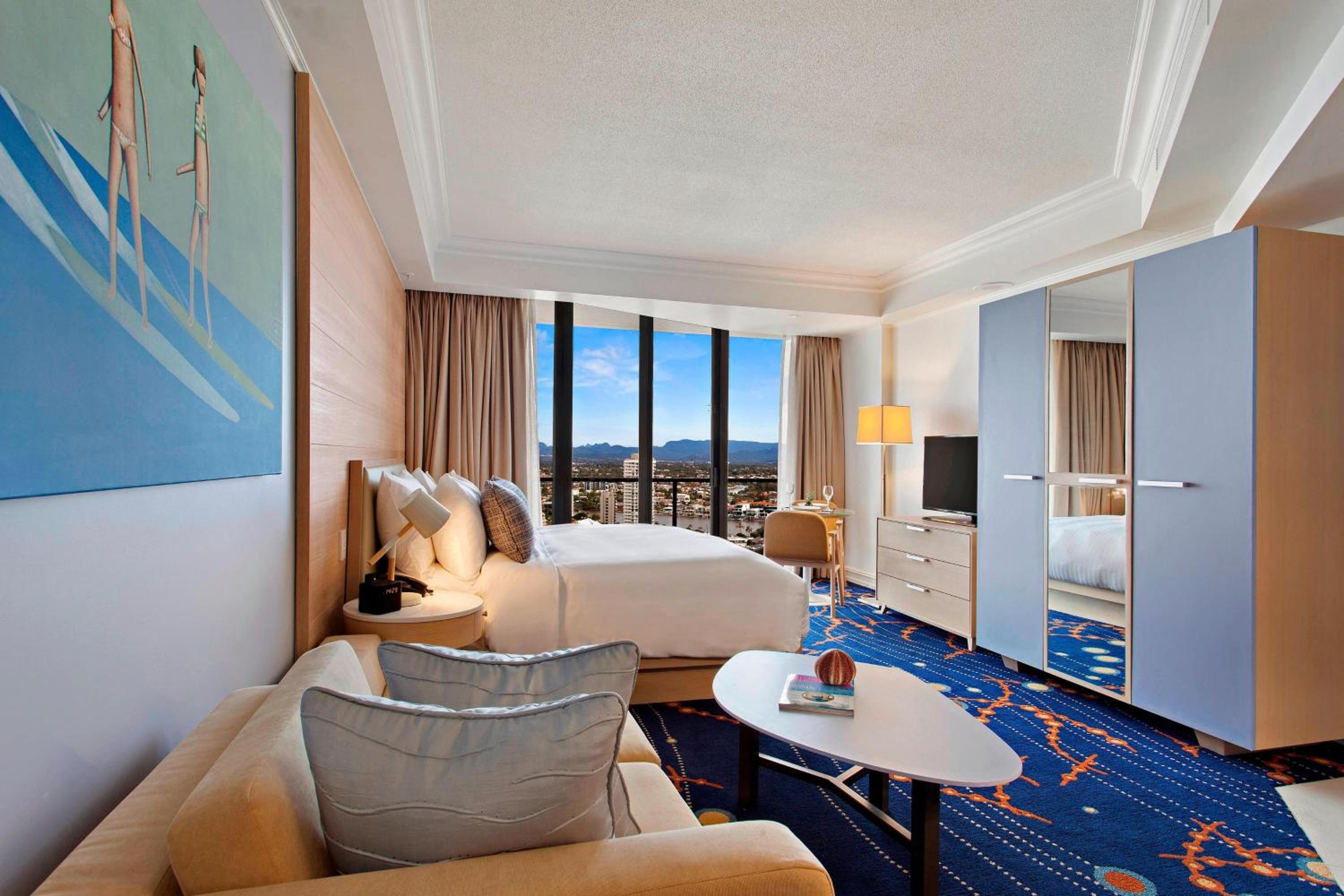 Deluxe King Room with City View photo 3
