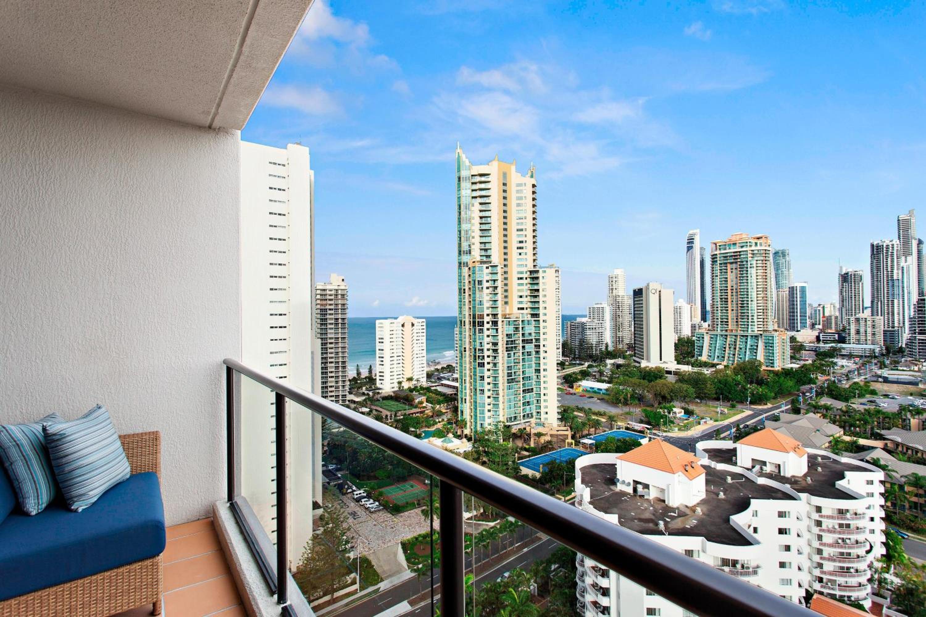 Deluxe King Room with City View photo 2