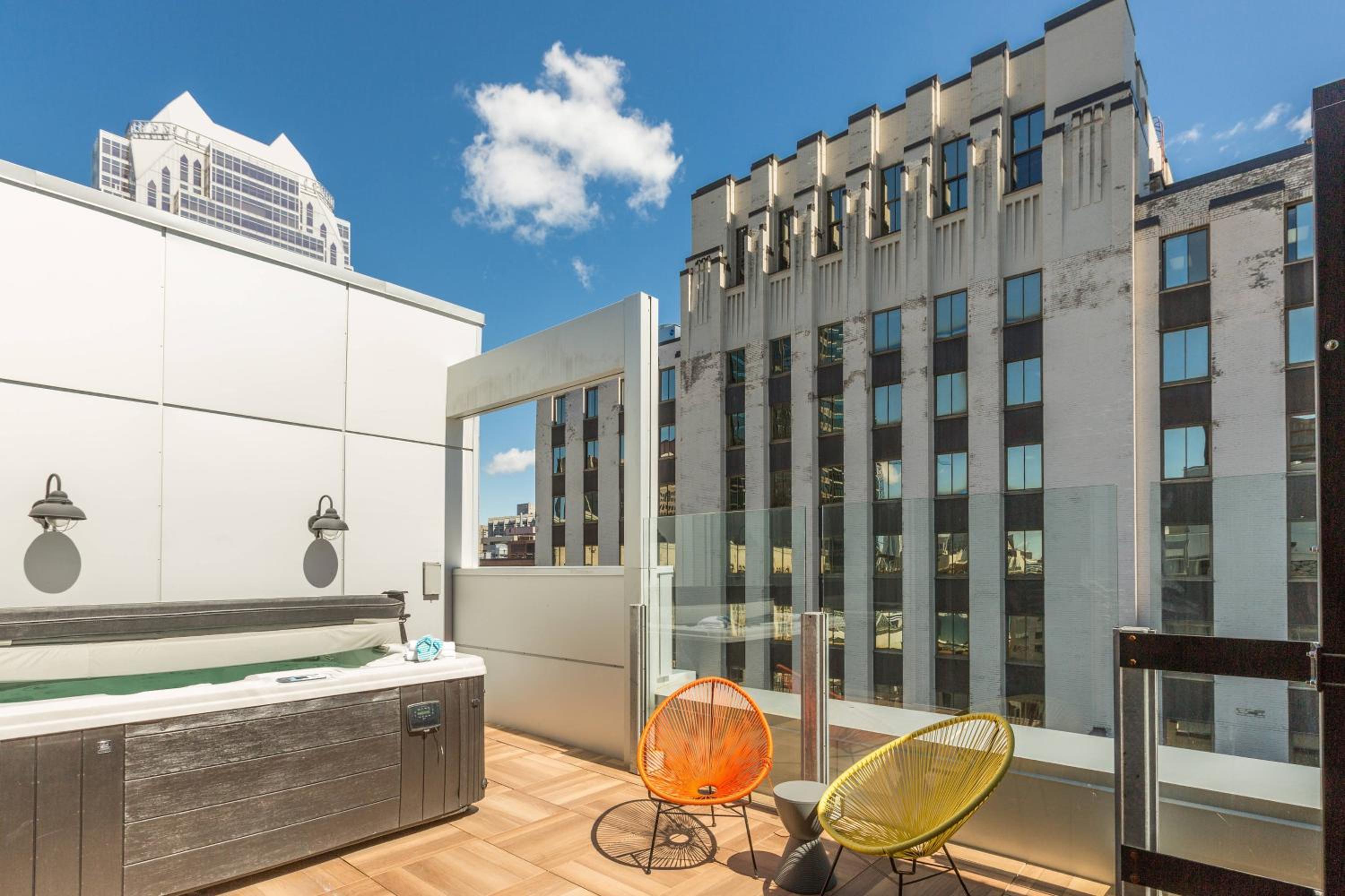 One-Bedroom King Suite with Sofa Bed and Whirlpool - City View thumbnail 6
