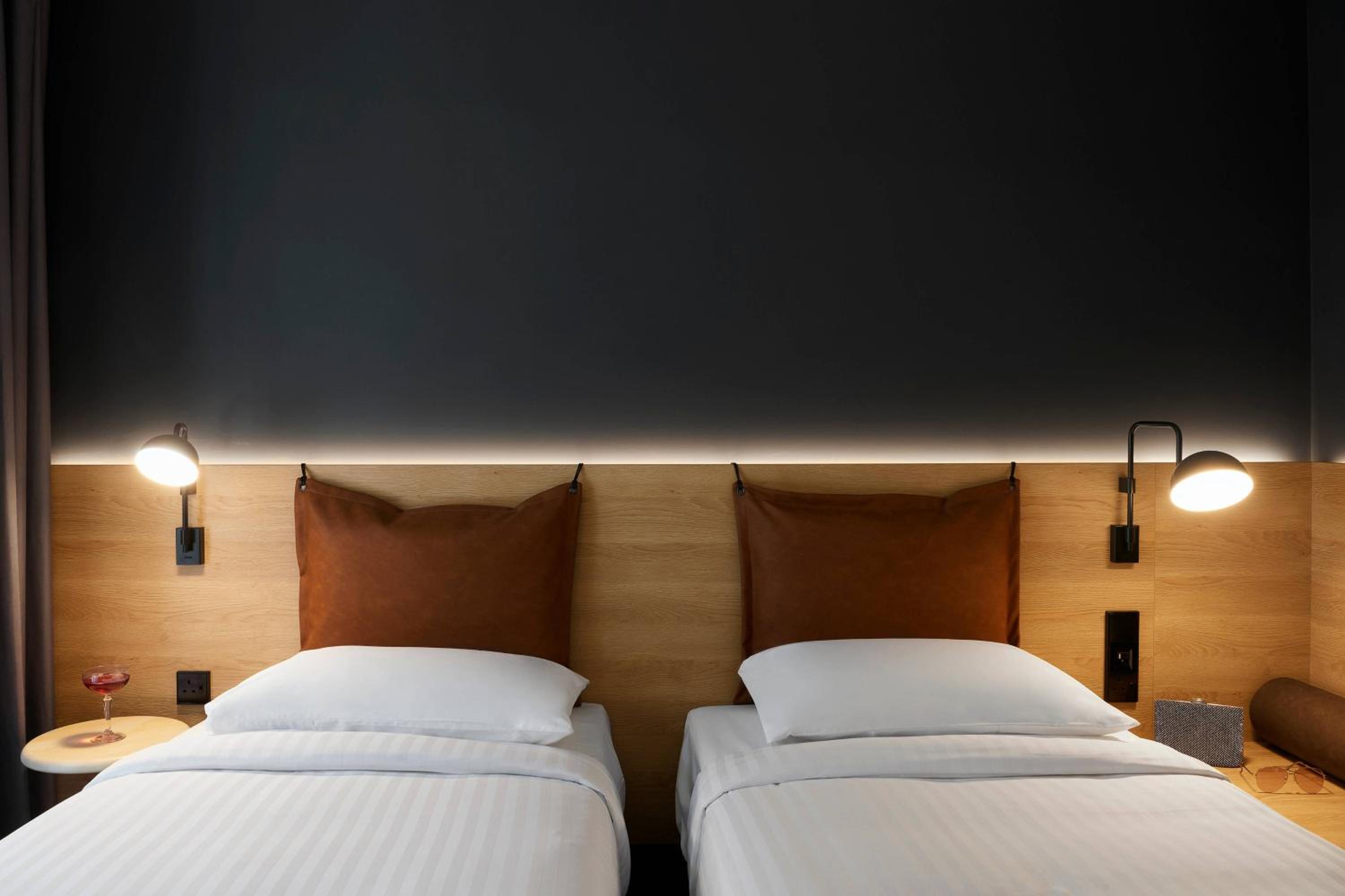 Moxy Twin Room - Photo 4