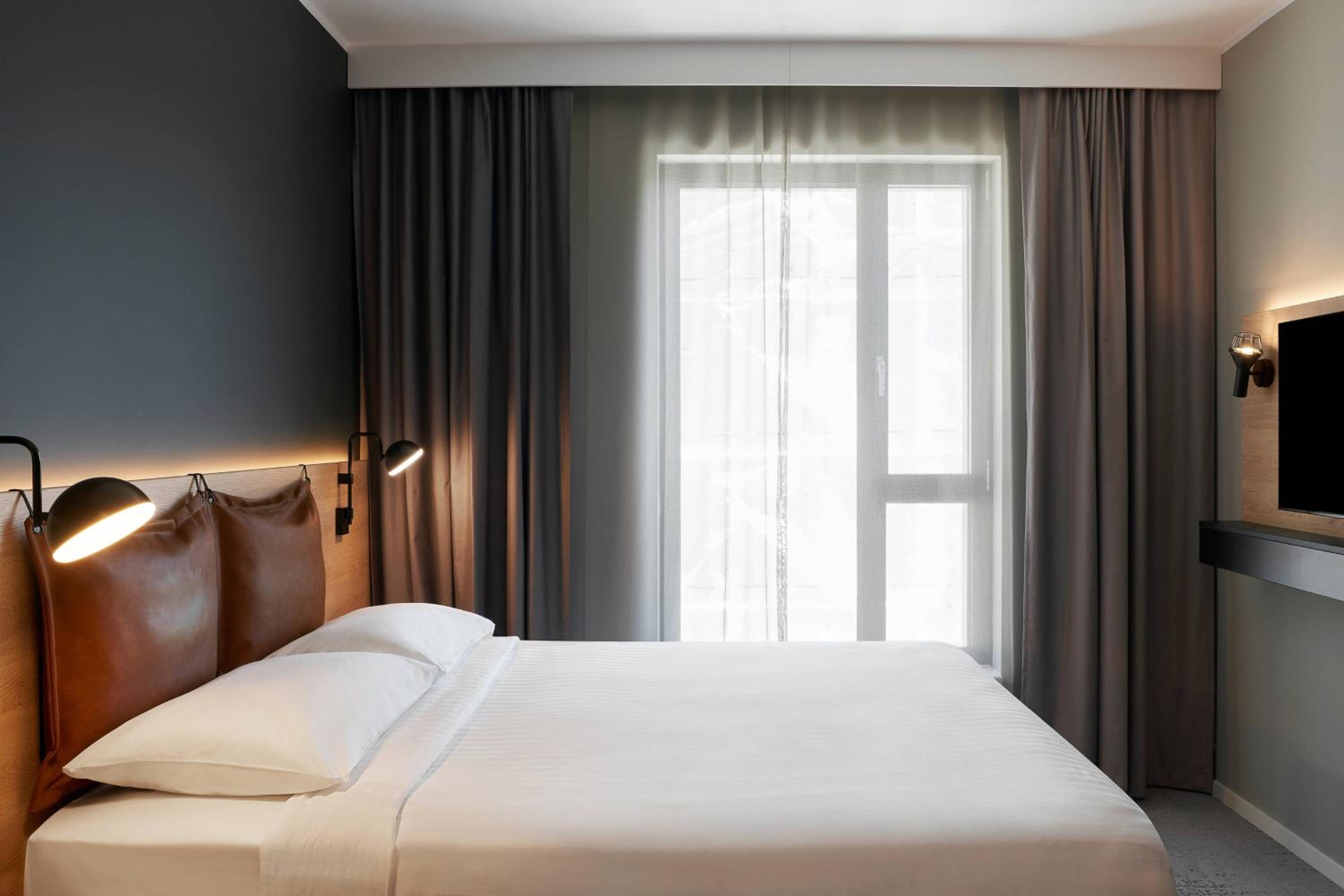 Moxy Queen Room - Photo 3